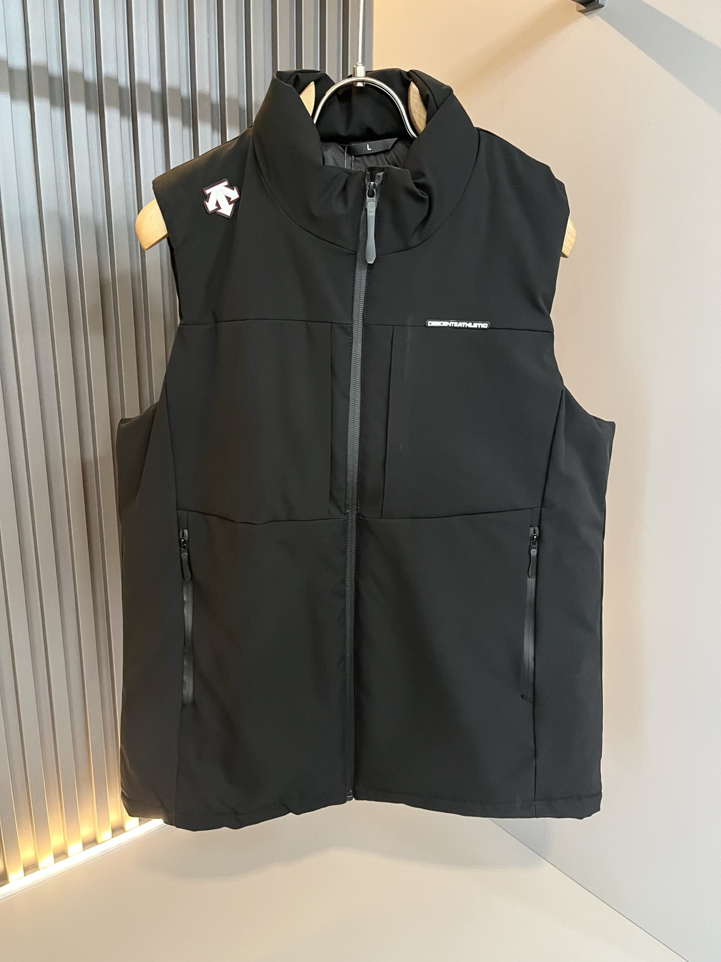 迪桑特DESCENTE，2025秋冬新款男女棉服同款马甲，自1935年荣耀至今的专业运动品牌。80余年来