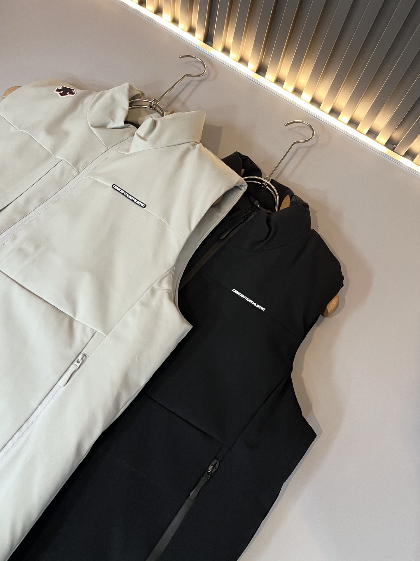 迪桑特DESCENTE，2025秋冬新款男女棉服同款马甲，自1935年荣耀至今的专业运动品牌。80余年来