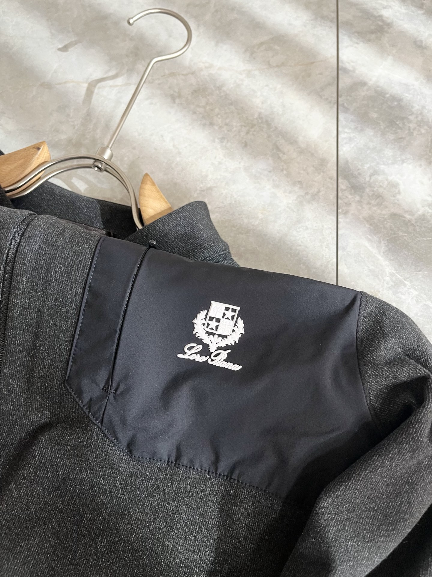 Loro Piana诺悠翩雅 2025秋冬男士最新的贸易订单打底衫，全品相！！后幅采用logo图案压胶设