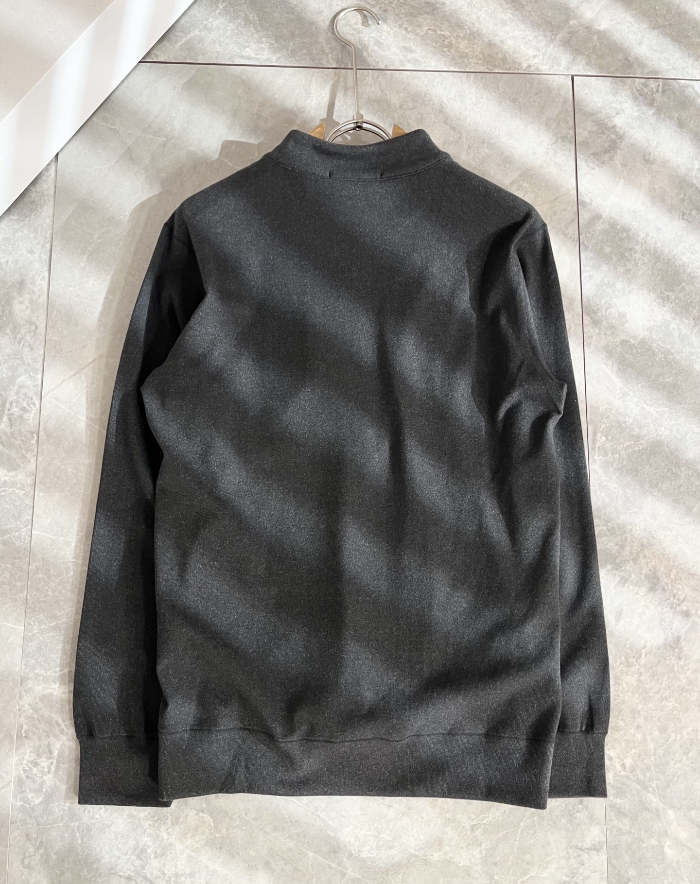 Loro Piana诺悠翩雅 2025秋冬男士最新的贸易订单打底衫，全品相！！后幅采用logo图案压胶设