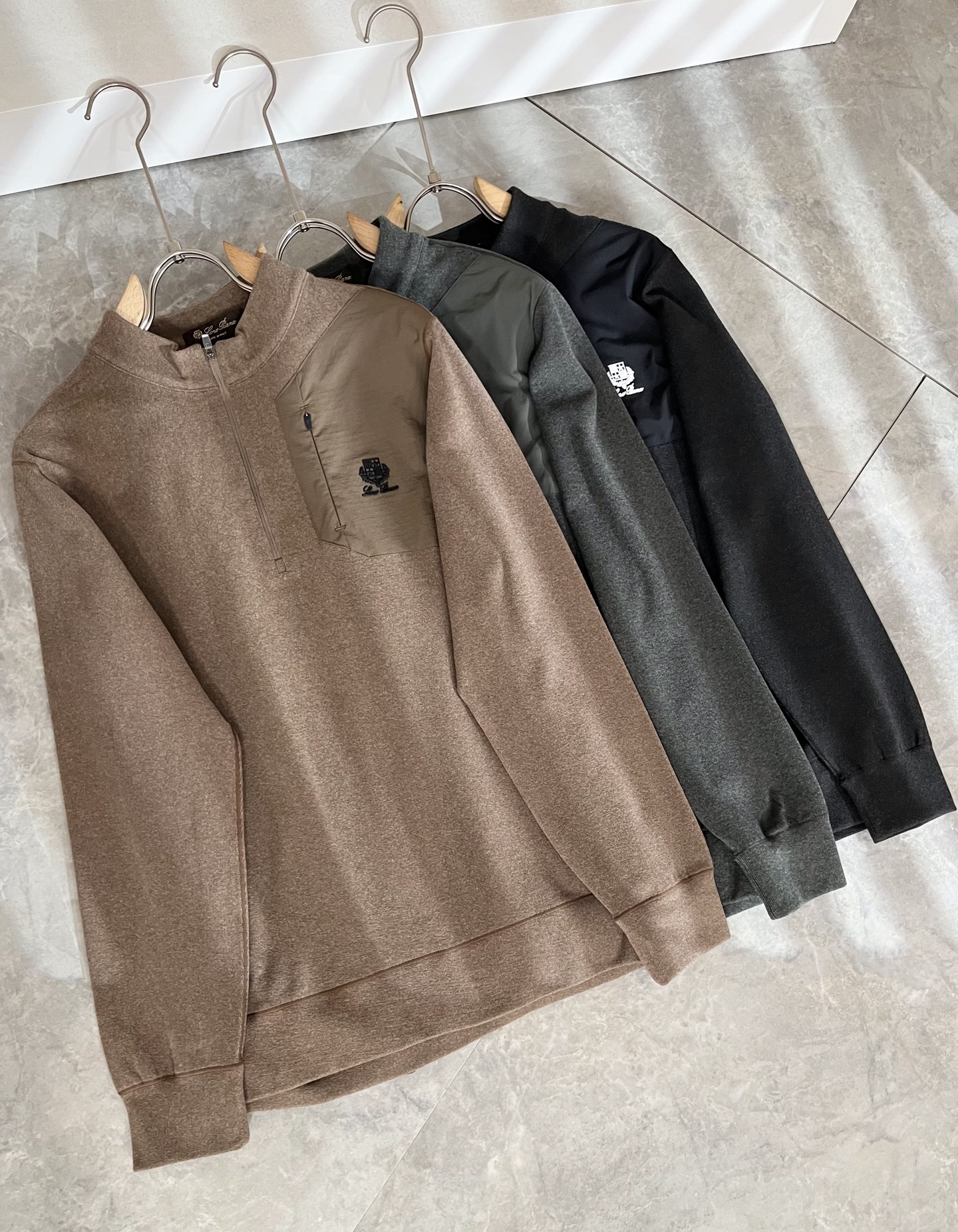 Loro Piana诺悠翩雅 2025秋冬男士最新的贸易订单打底衫，全品相！！后幅采用logo图案压胶设