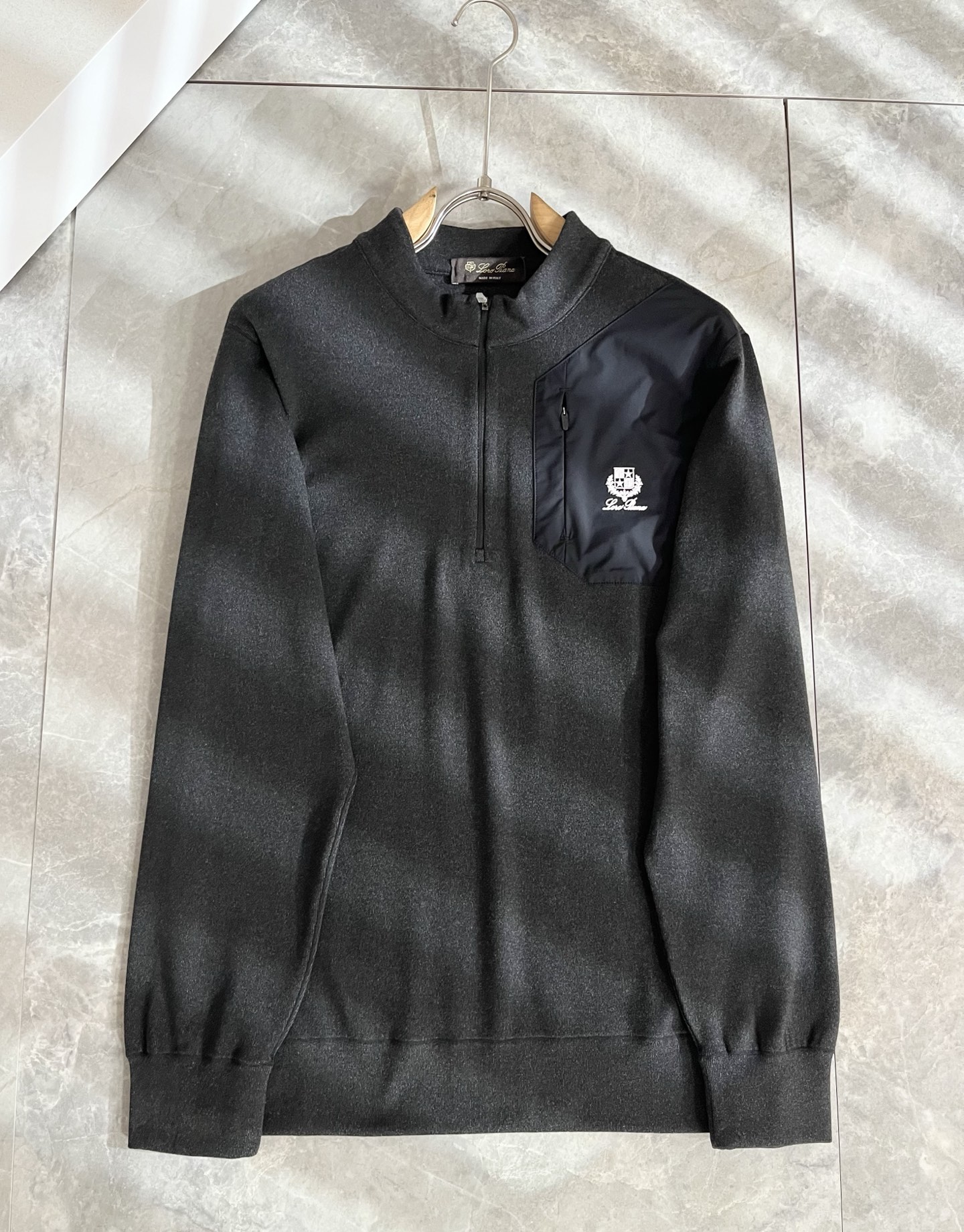 Loro Piana诺悠翩雅 2025秋冬男士最新的贸易订单打底衫，全品相！！后幅采用logo图案压胶设