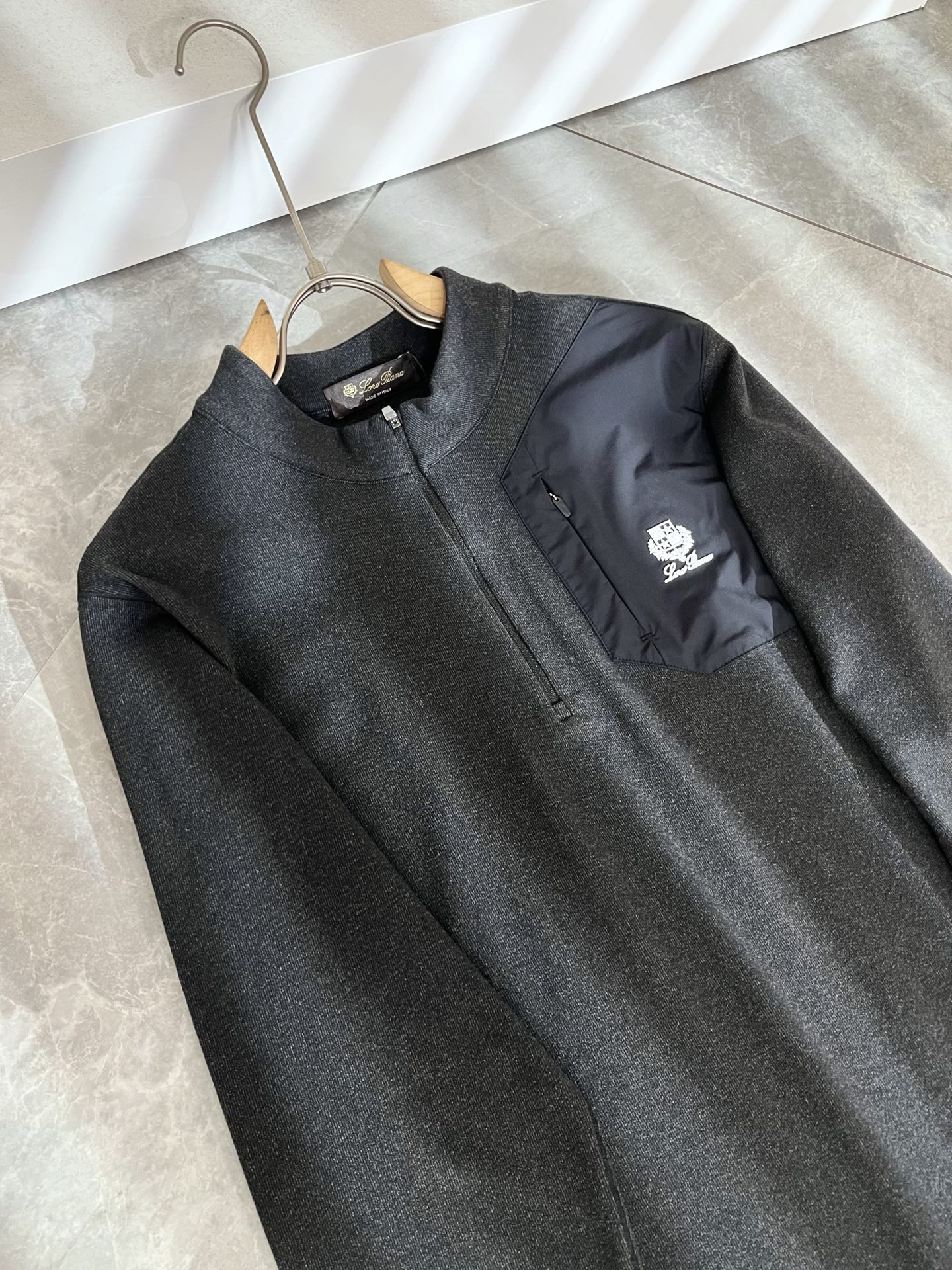 Loro Piana诺悠翩雅 2025秋冬男士最新的贸易订单打底衫，全品相！！后幅采用logo图案压胶设