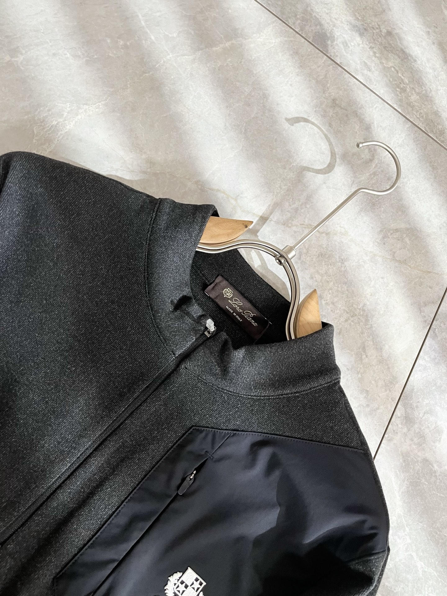 Loro Piana诺悠翩雅 2025秋冬男士最新的贸易订单打底衫，全品相！！后幅采用logo图案压胶设