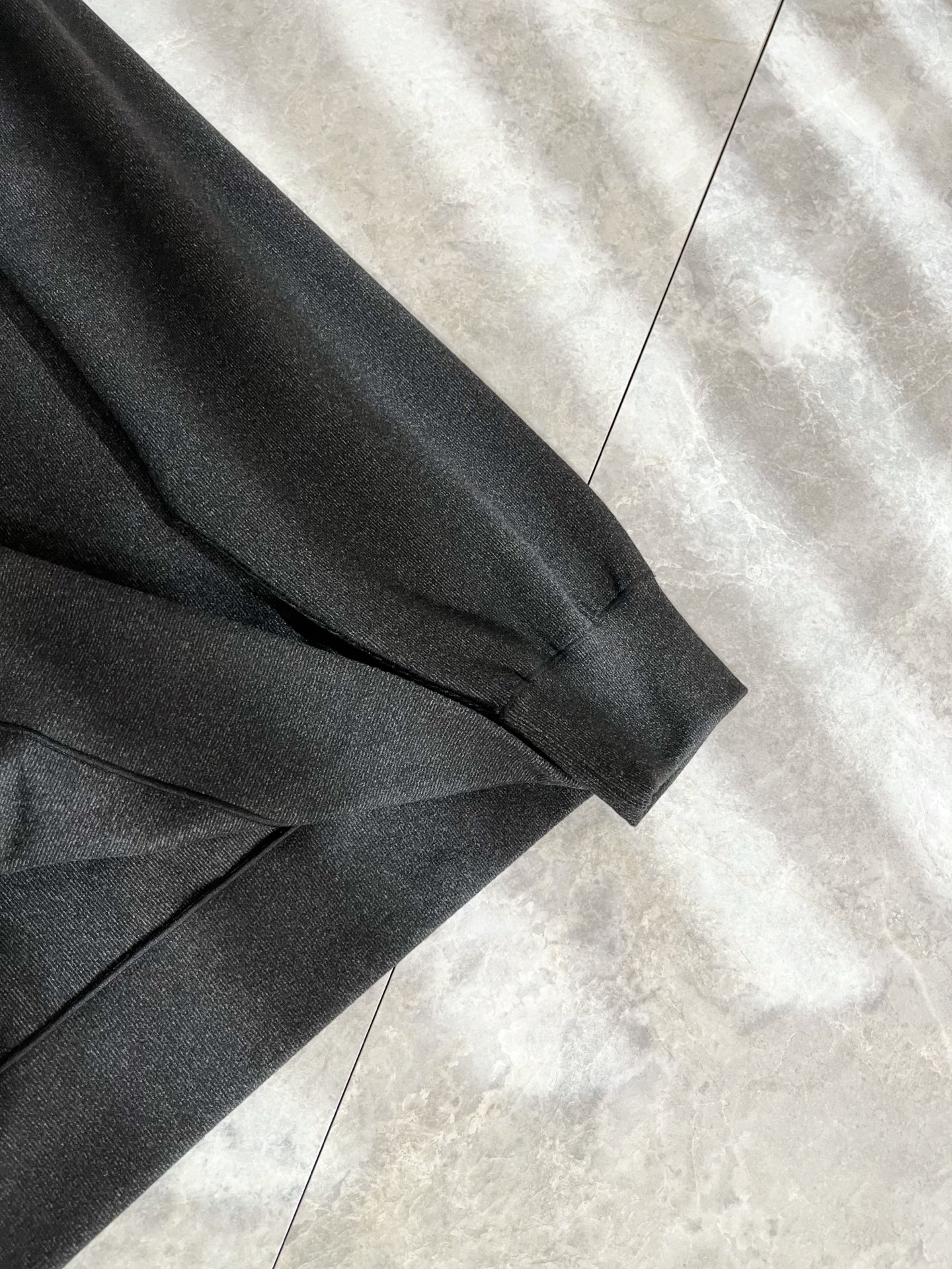 Loro Piana诺悠翩雅 2025秋冬男士最新的贸易订单打底衫，全品相！！后幅采用logo图案压胶设