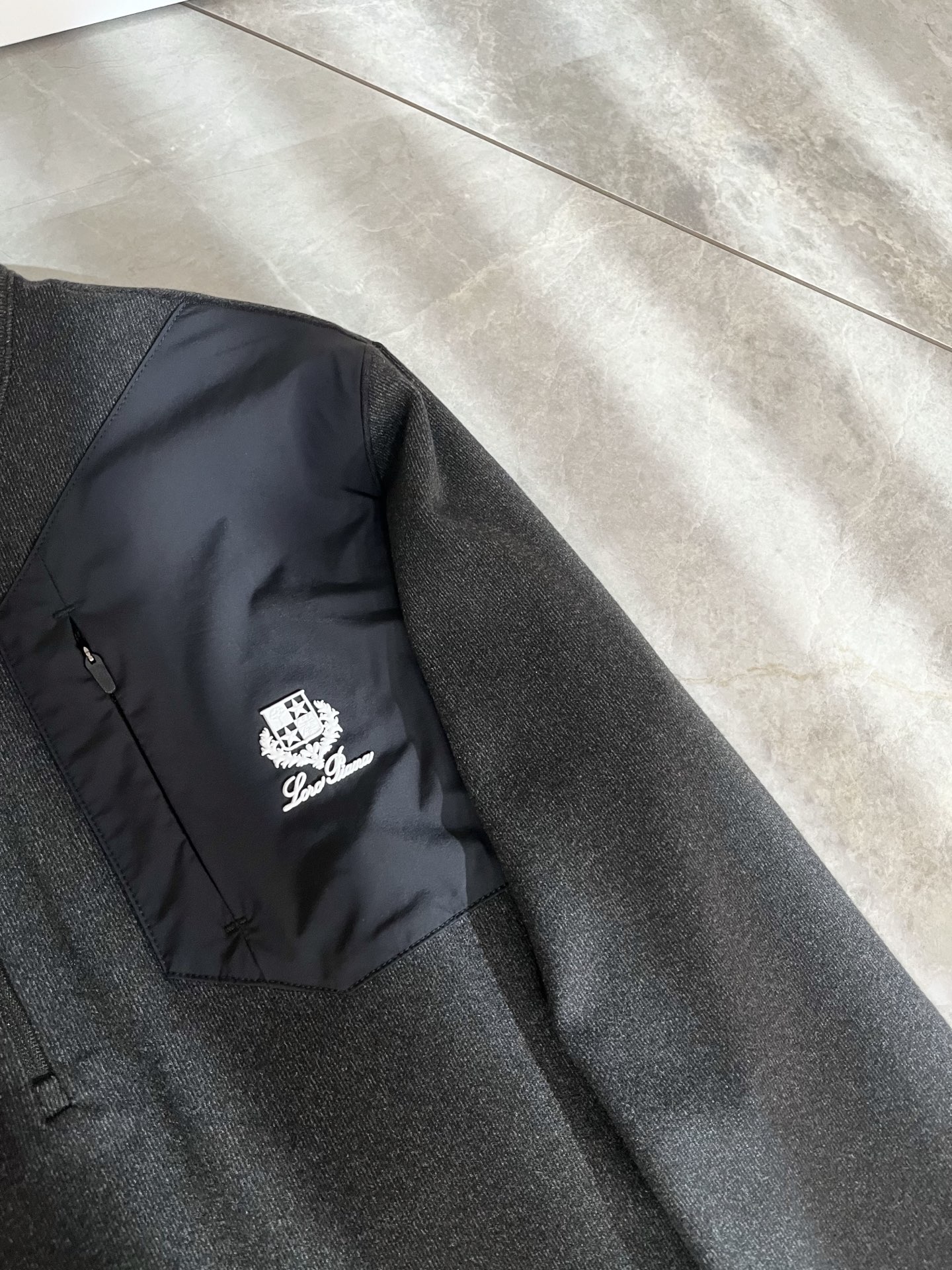 Loro Piana诺悠翩雅 2025秋冬男士最新的贸易订单打底衫，全品相！！后幅采用logo图案压胶设