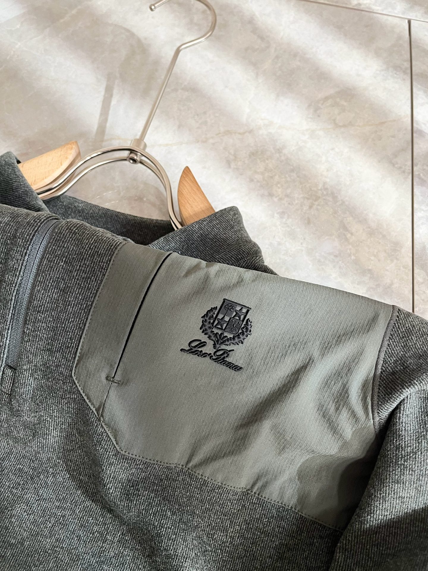 Loro Piana诺悠翩雅 2025秋冬男士最新的贸易订单打底衫，全品相！！后幅采用logo图案压胶设