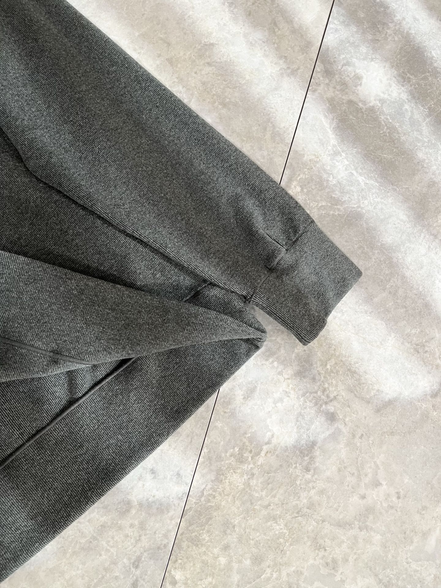 Loro Piana诺悠翩雅 2025秋冬男士最新的贸易订单打底衫，全品相！！后幅采用logo图案压胶设