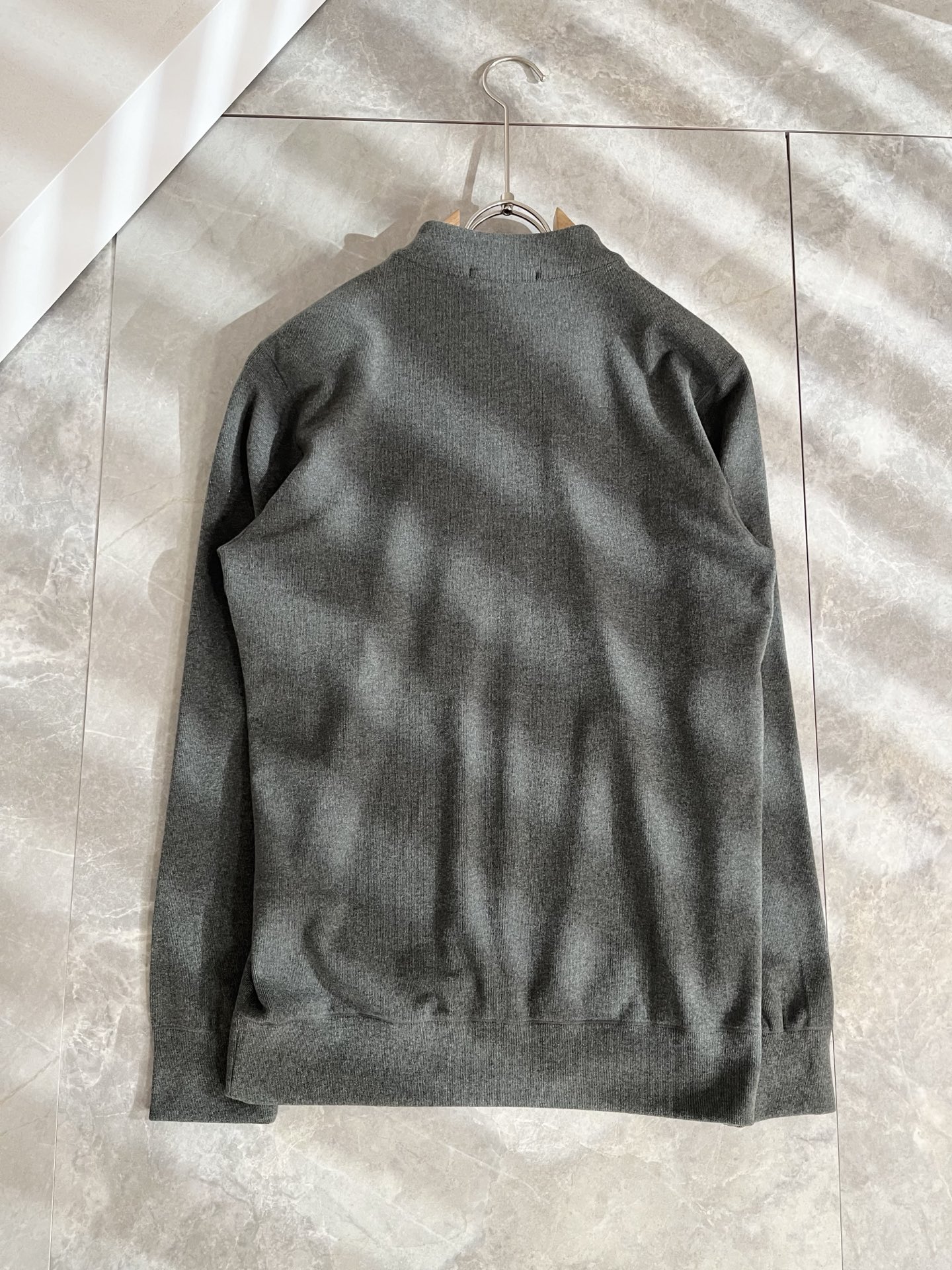 Loro Piana诺悠翩雅 2025秋冬男士最新的贸易订单打底衫，全品相！！后幅采用logo图案压胶设