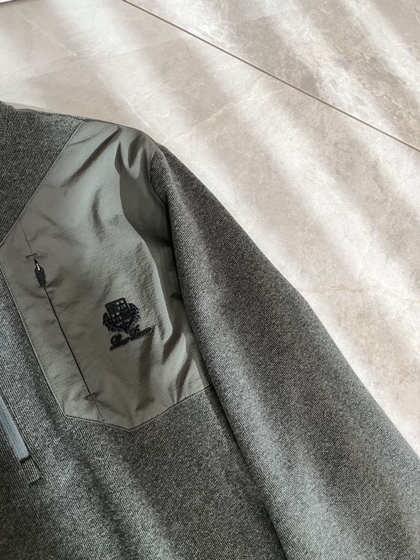 Loro Piana诺悠翩雅 2025秋冬男士最新的贸易订单打底衫，全品相！！后幅采用logo图案压胶设