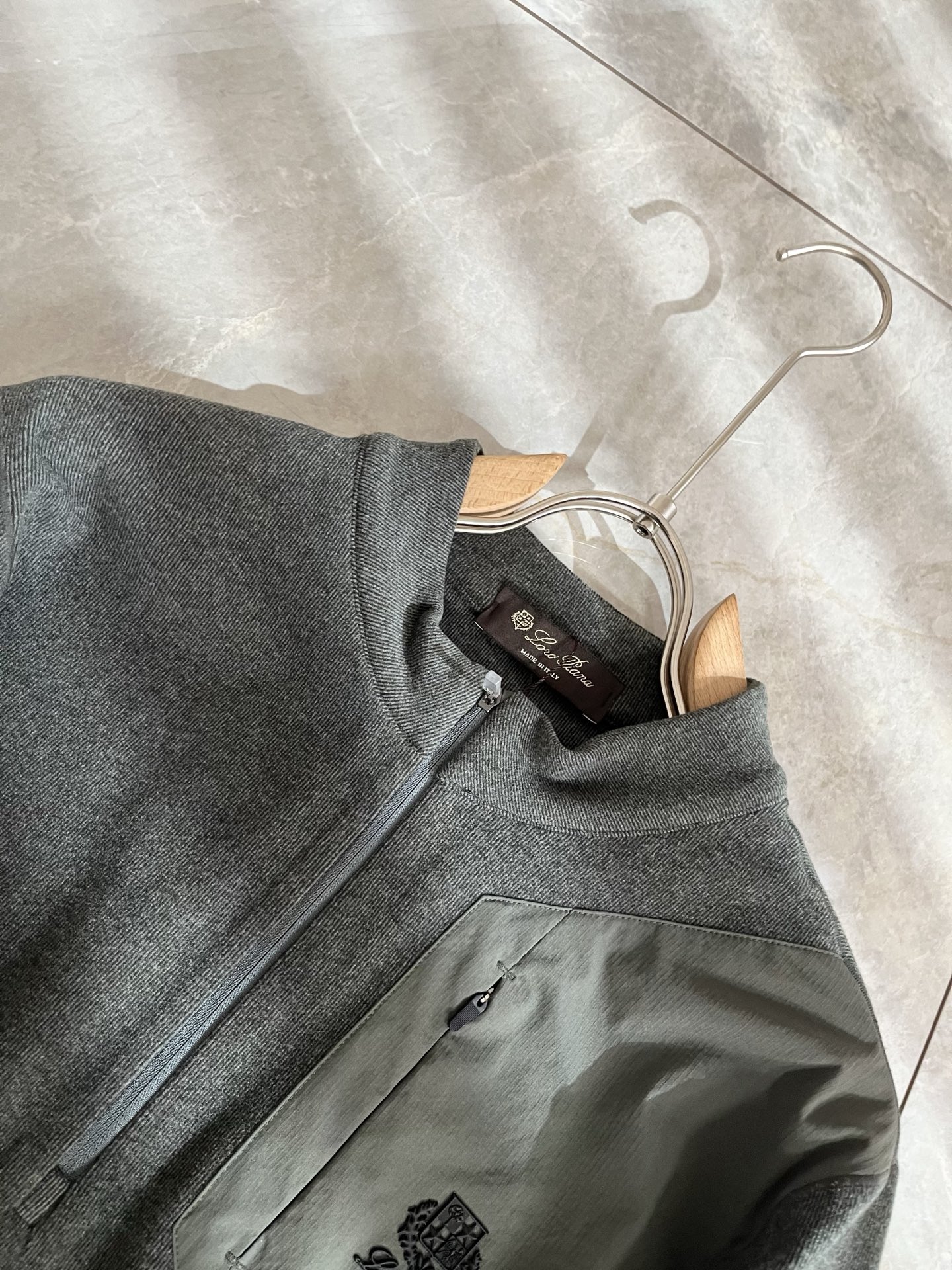 Loro Piana诺悠翩雅 2025秋冬男士最新的贸易订单打底衫，全品相！！后幅采用logo图案压胶设