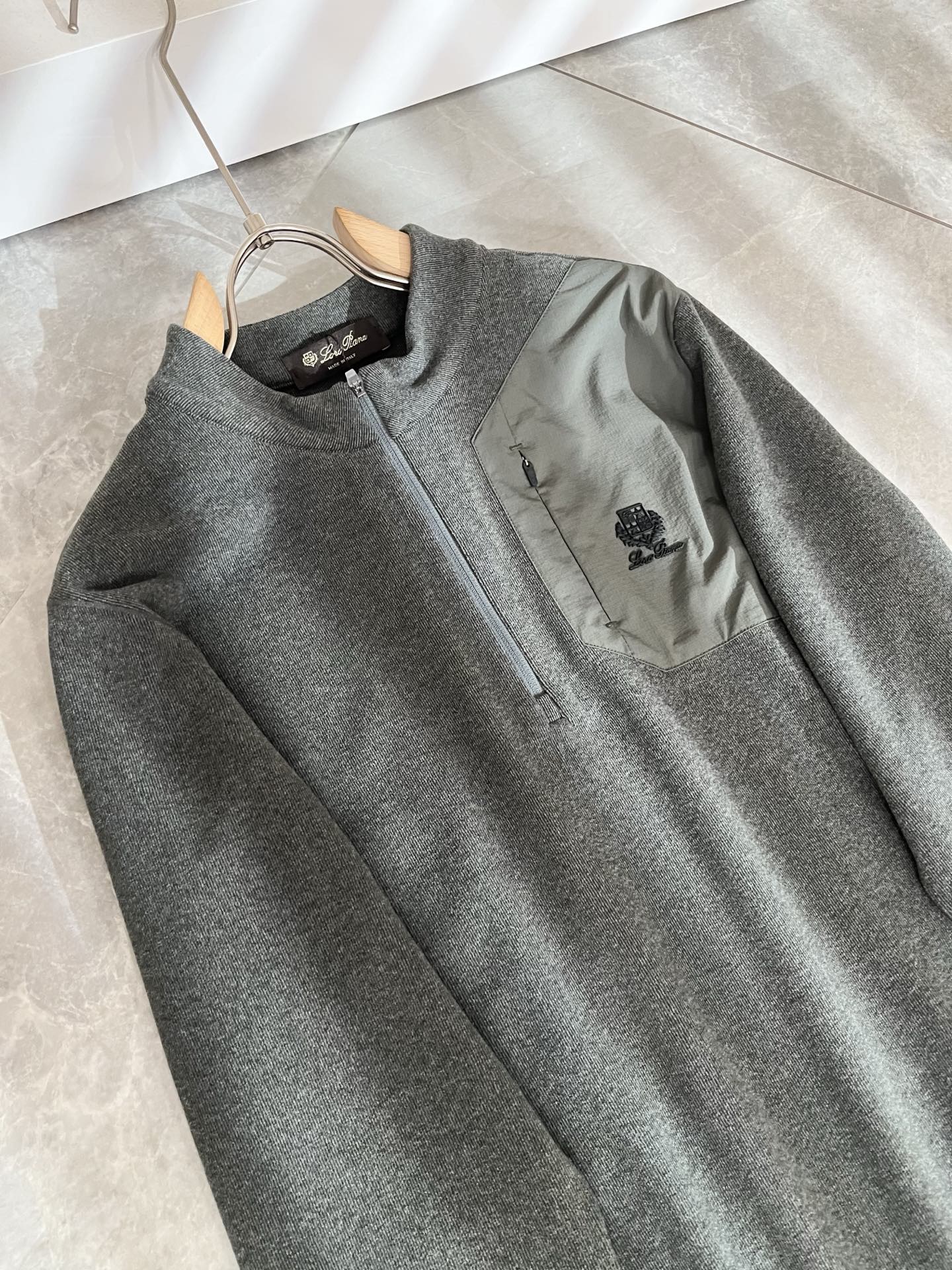 Loro Piana诺悠翩雅 2025秋冬男士最新的贸易订单打底衫，全品相！！后幅采用logo图案压胶设