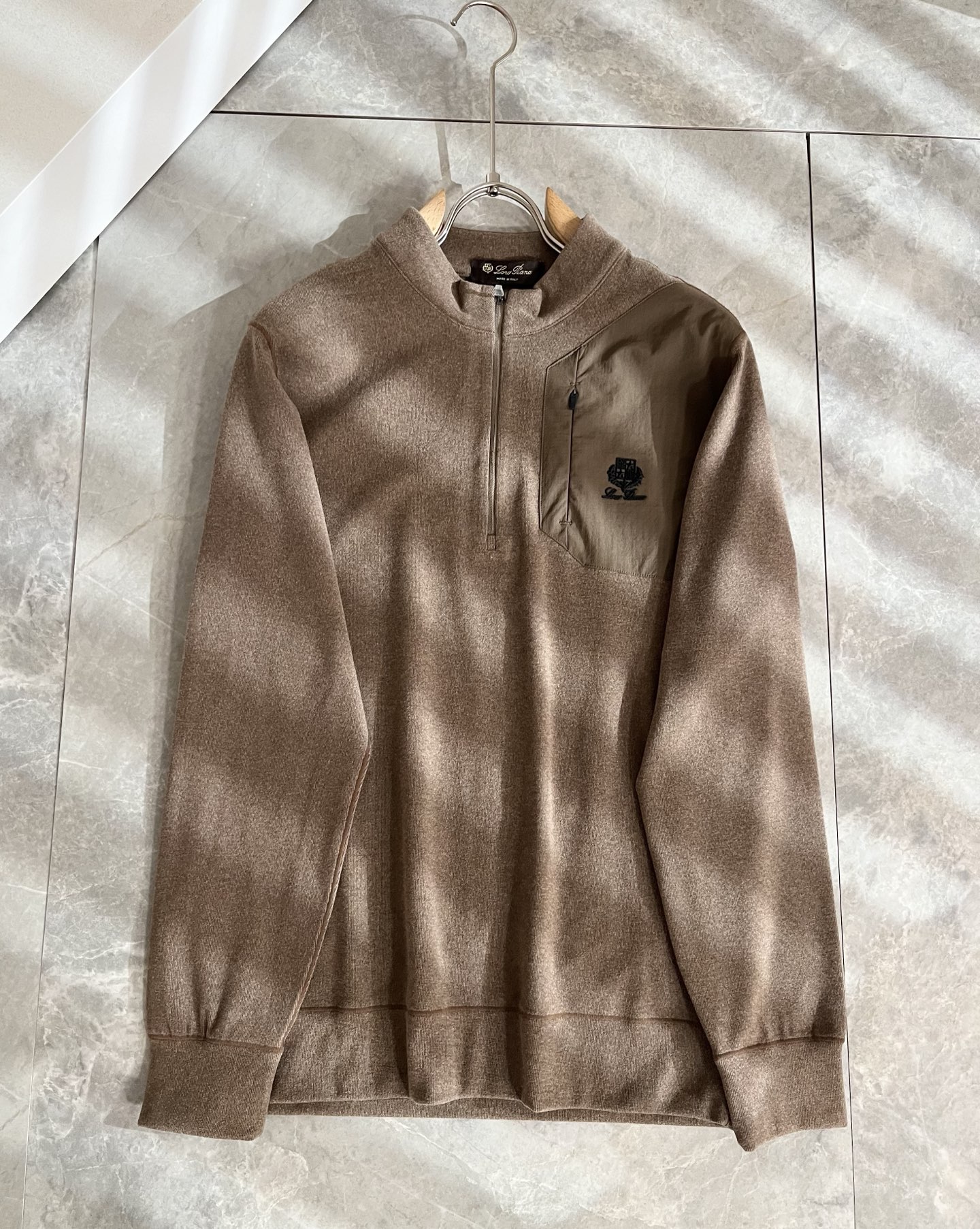 Loro Piana诺悠翩雅 2025秋冬男士最新的贸易订单打底衫，全品相！！后幅采用logo图案压胶设