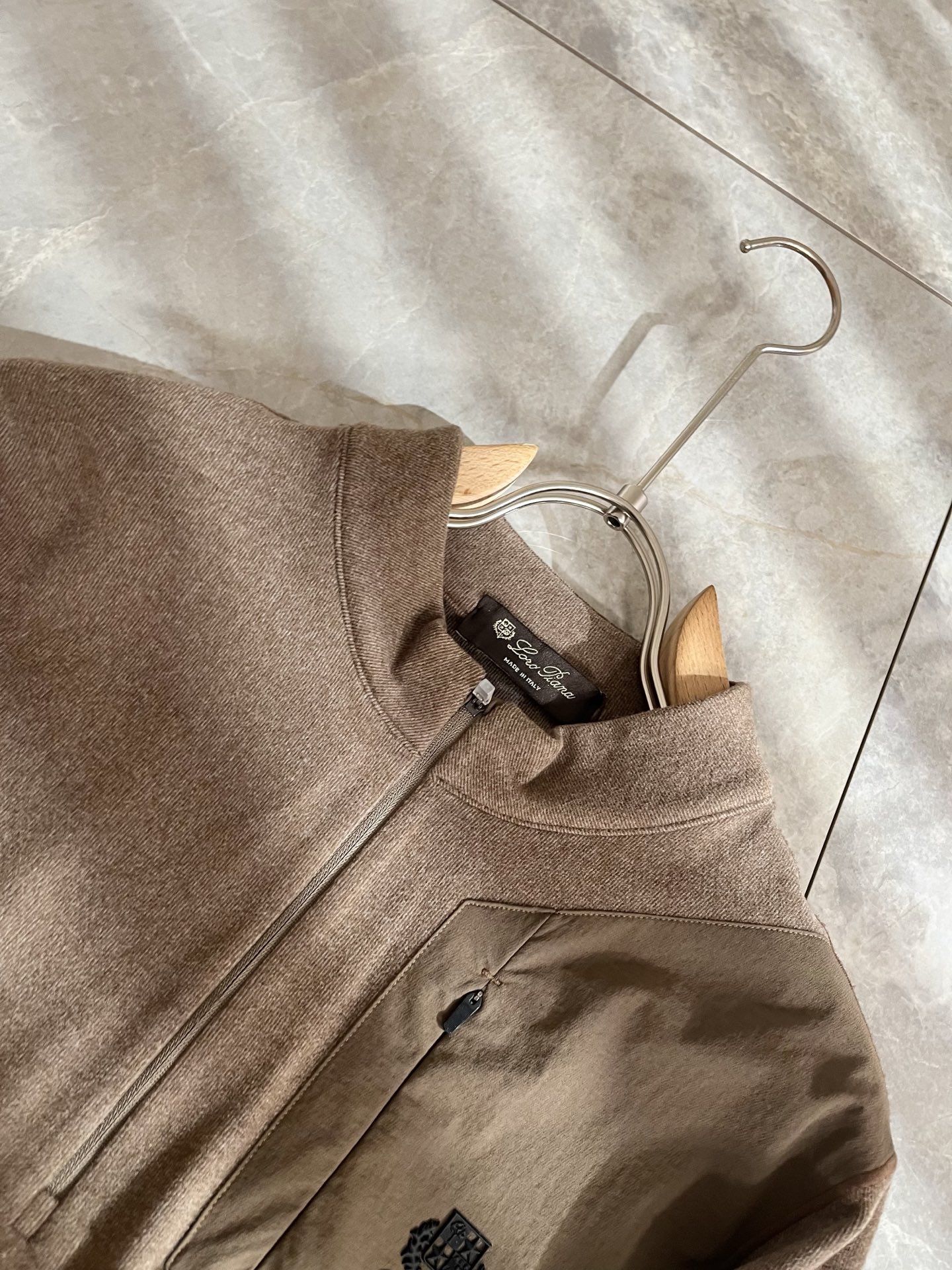 Loro Piana诺悠翩雅 2025秋冬男士最新的贸易订单打底衫，全品相！！后幅采用logo图案压胶设