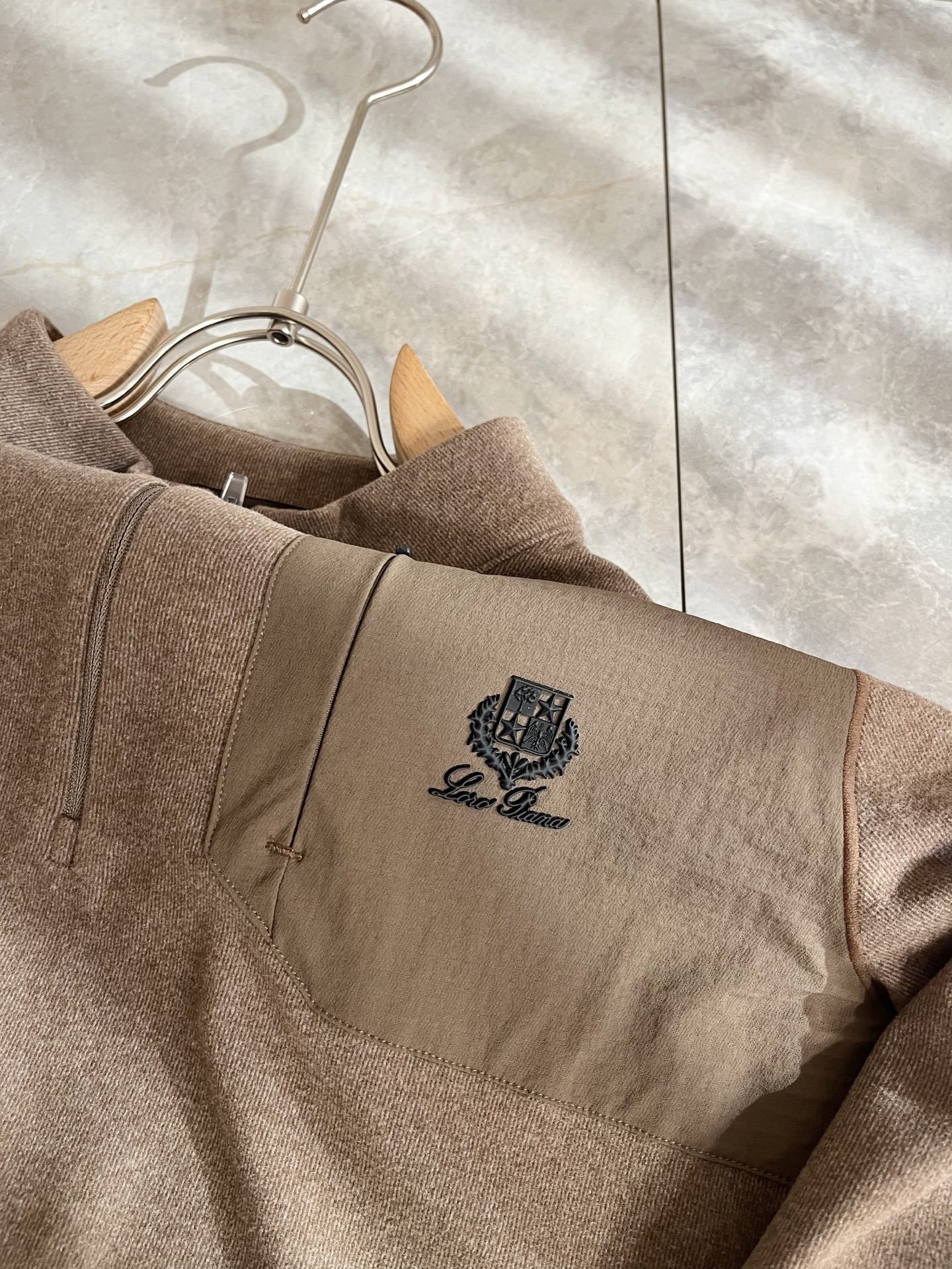 Loro Piana诺悠翩雅 2025秋冬男士最新的贸易订单打底衫，全品相！！后幅采用logo图案压胶设