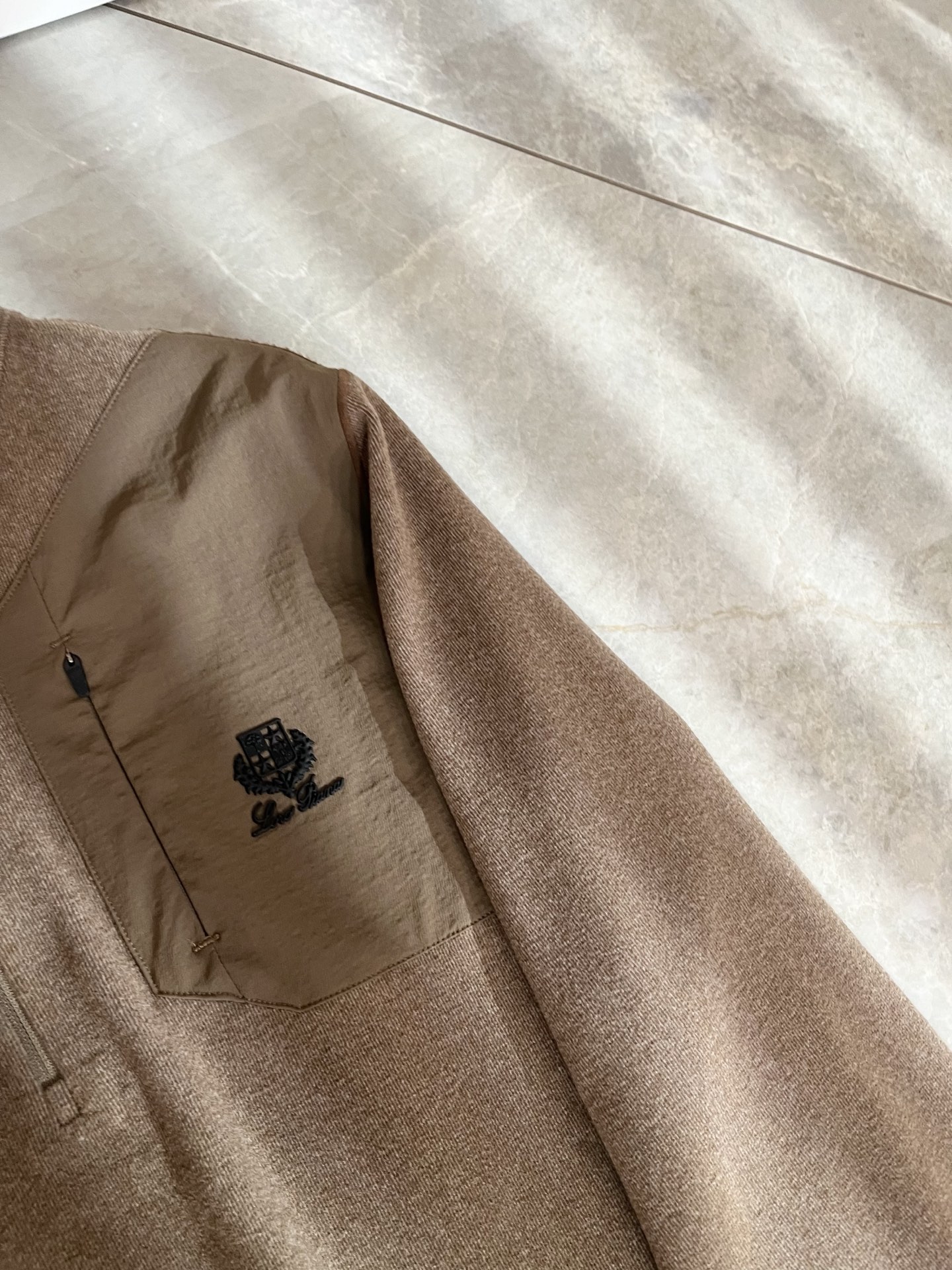 Loro Piana诺悠翩雅 2025秋冬男士最新的贸易订单打底衫，全品相！！后幅采用logo图案压胶设