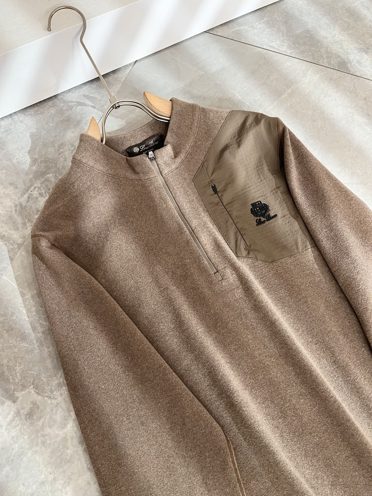 Loro Piana诺悠翩雅 2025秋冬男士最新的贸易订单打底衫，全品相！！后幅采用logo图案压胶设