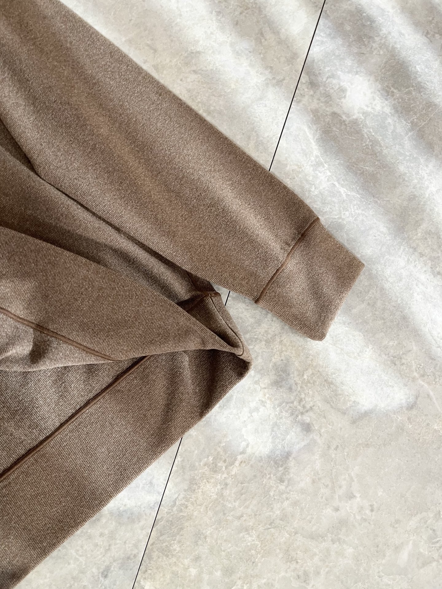 Loro Piana诺悠翩雅 2025秋冬男士最新的贸易订单打底衫，全品相！！后幅采用logo图案压胶设