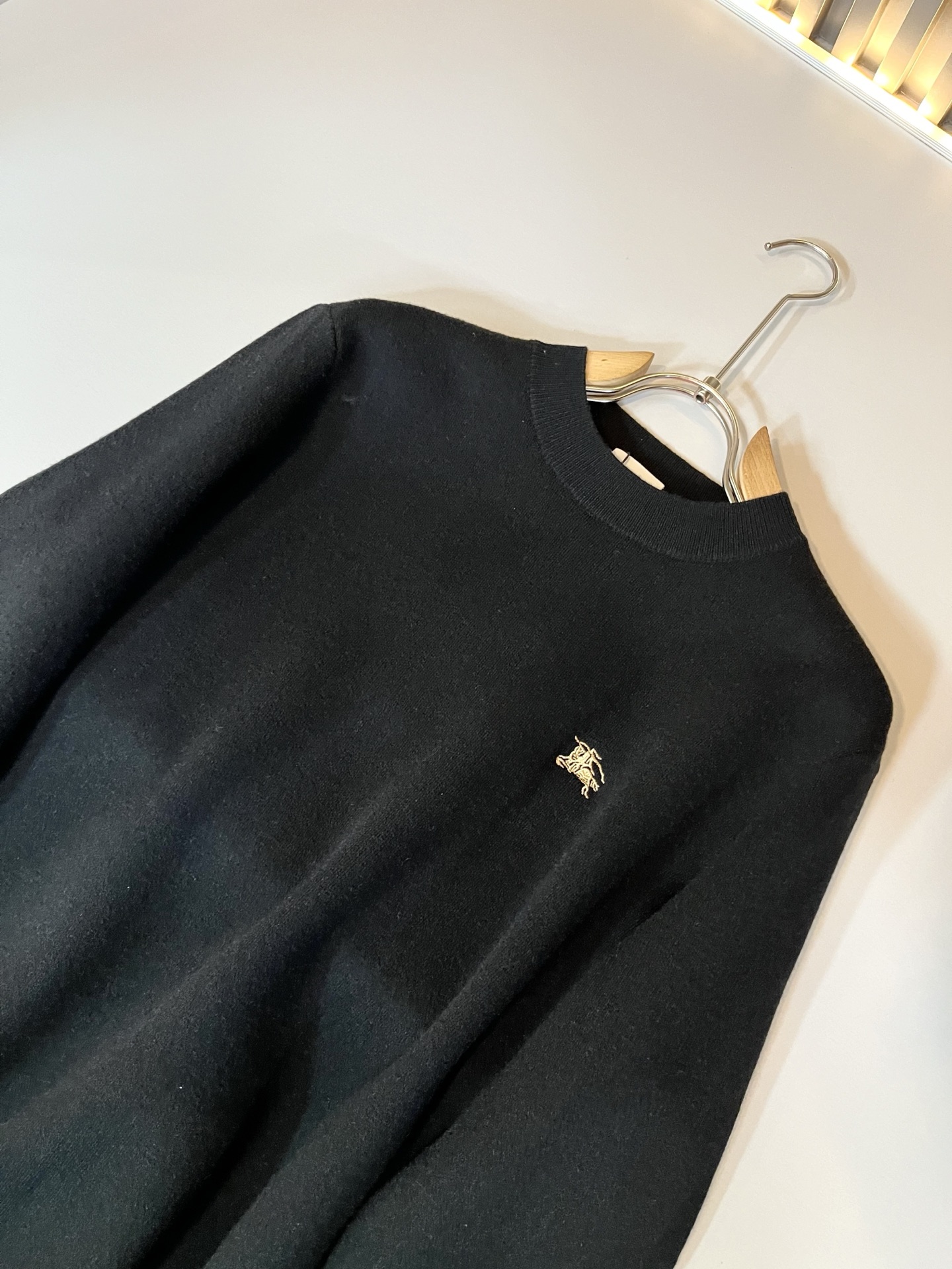 Bur*erry 巴*莉 2025秋冬新款男士针织羊毛衫，品牌最新设计元素！既不单调也不复杂,恰到好处的