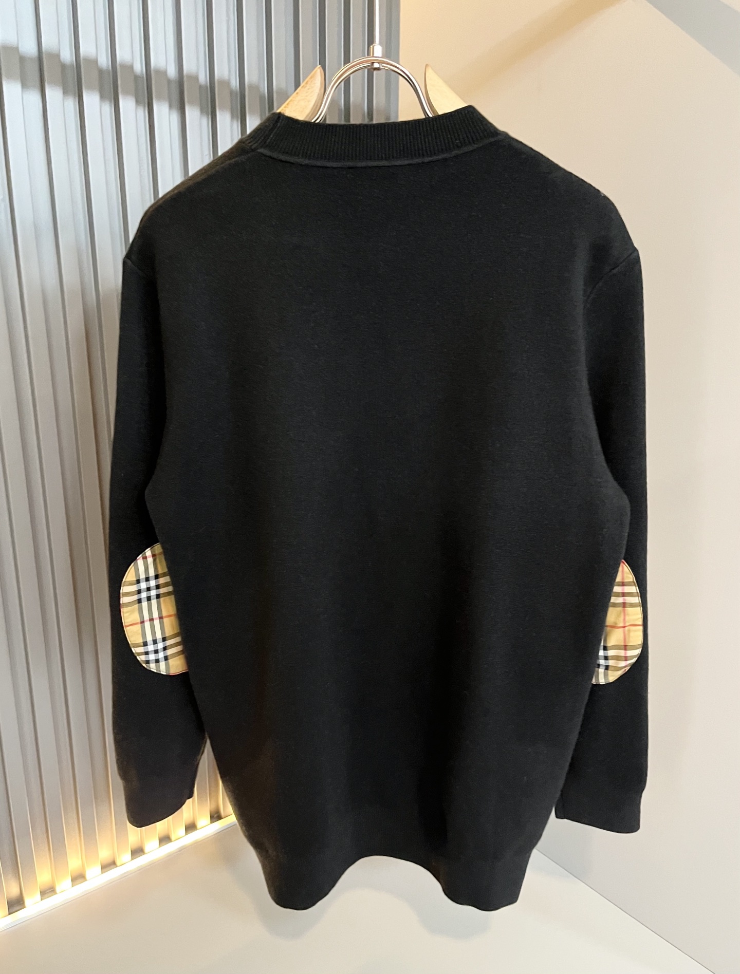 Bur*erry 巴*莉 2025秋冬新款男士针织羊毛衫，品牌最新设计元素！既不单调也不复杂,恰到好处的