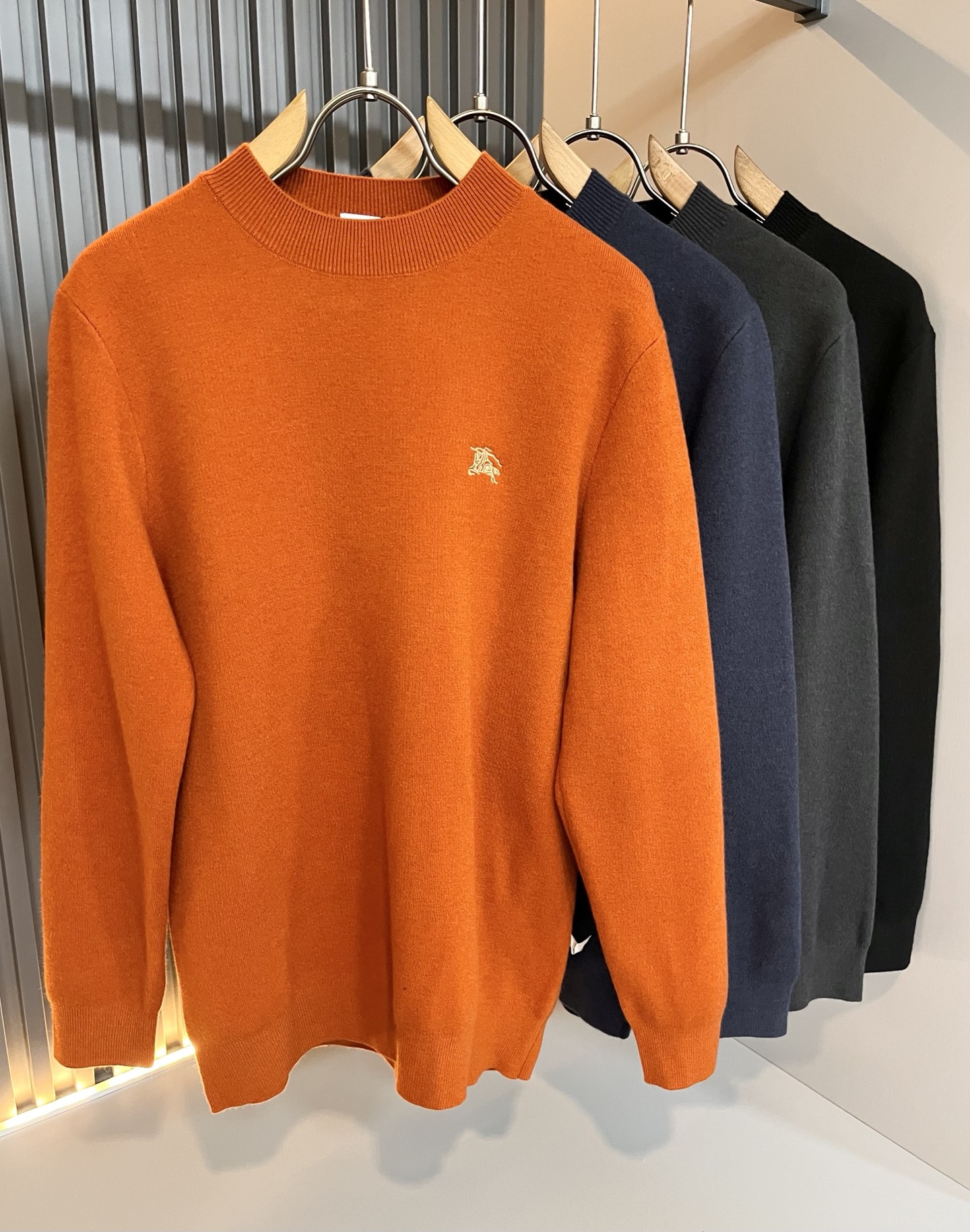 Bur*erry 巴*莉 2025秋冬新款男士针织羊毛衫，品牌最新设计元素！既不单调也不复杂,恰到好处的