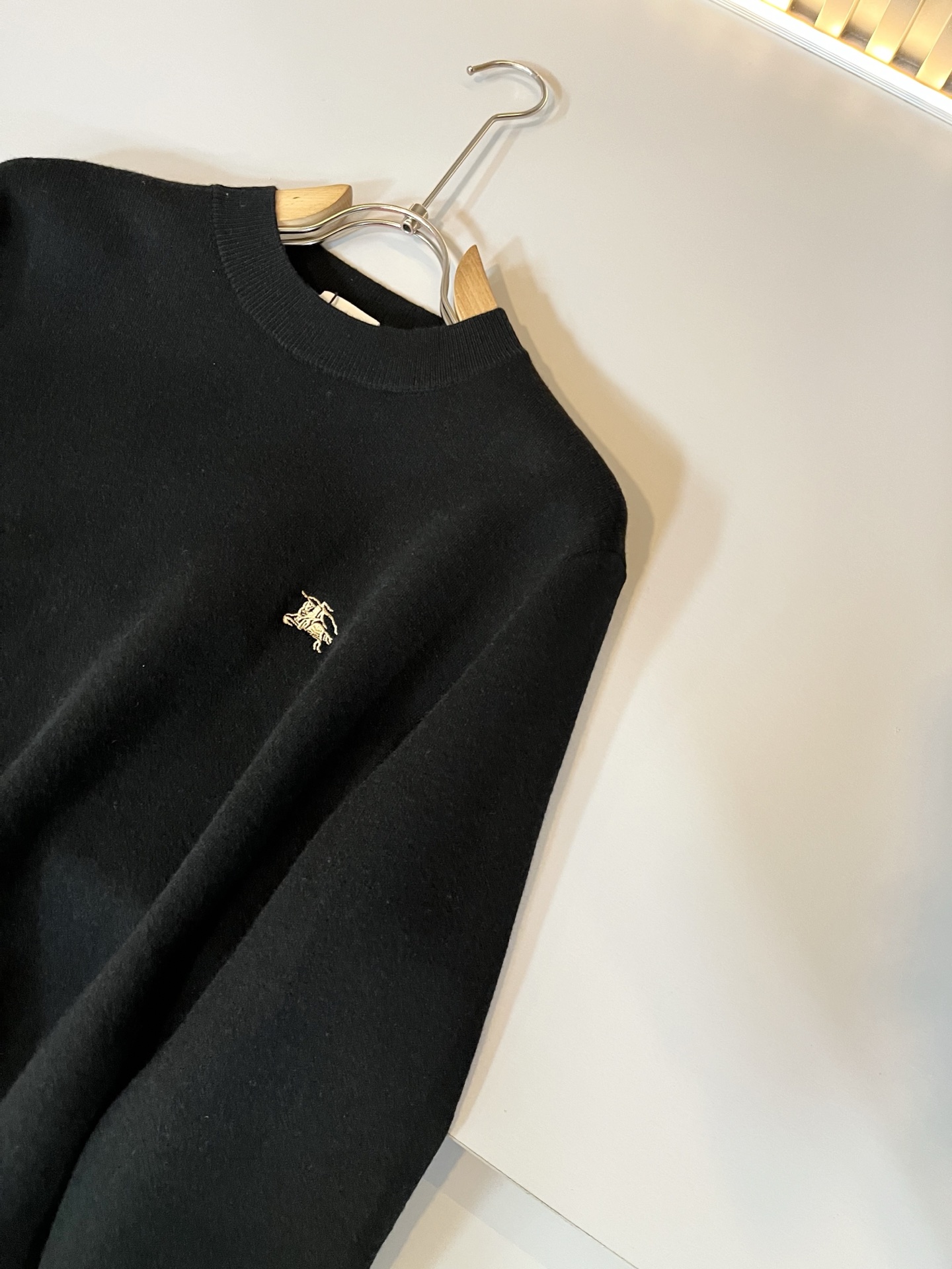 Bur*erry 巴*莉 2025秋冬新款男士针织羊毛衫，品牌最新设计元素！既不单调也不复杂,恰到好处的