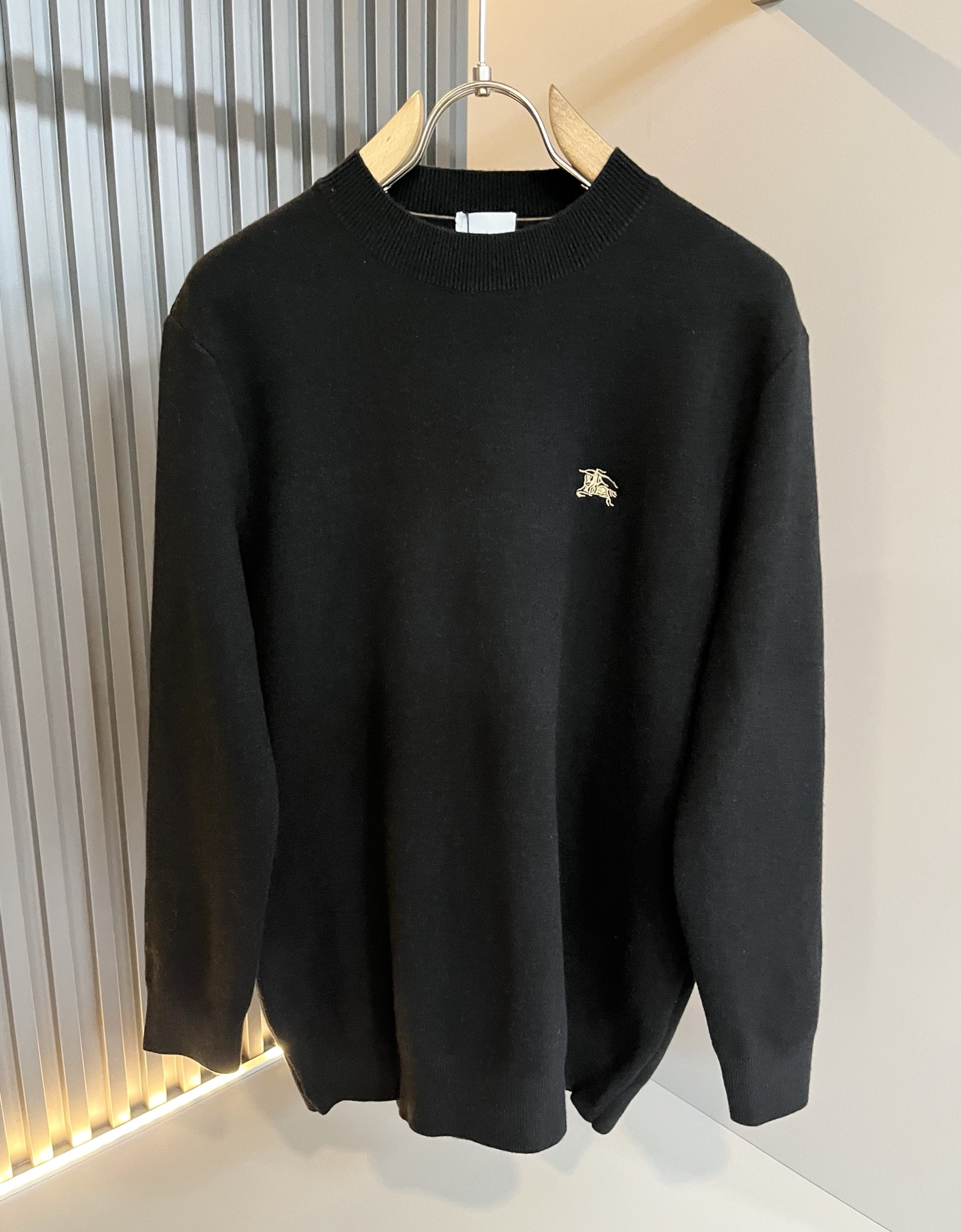 Bur*erry 巴*莉 2025秋冬新款男士针织羊毛衫，品牌最新设计元素！既不单调也不复杂,恰到好处的