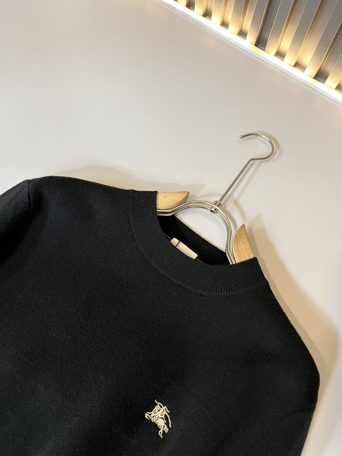 Bur*erry 巴*莉 2025秋冬新款男士针织羊毛衫，品牌最新设计元素！既不单调也不复杂,恰到好处的