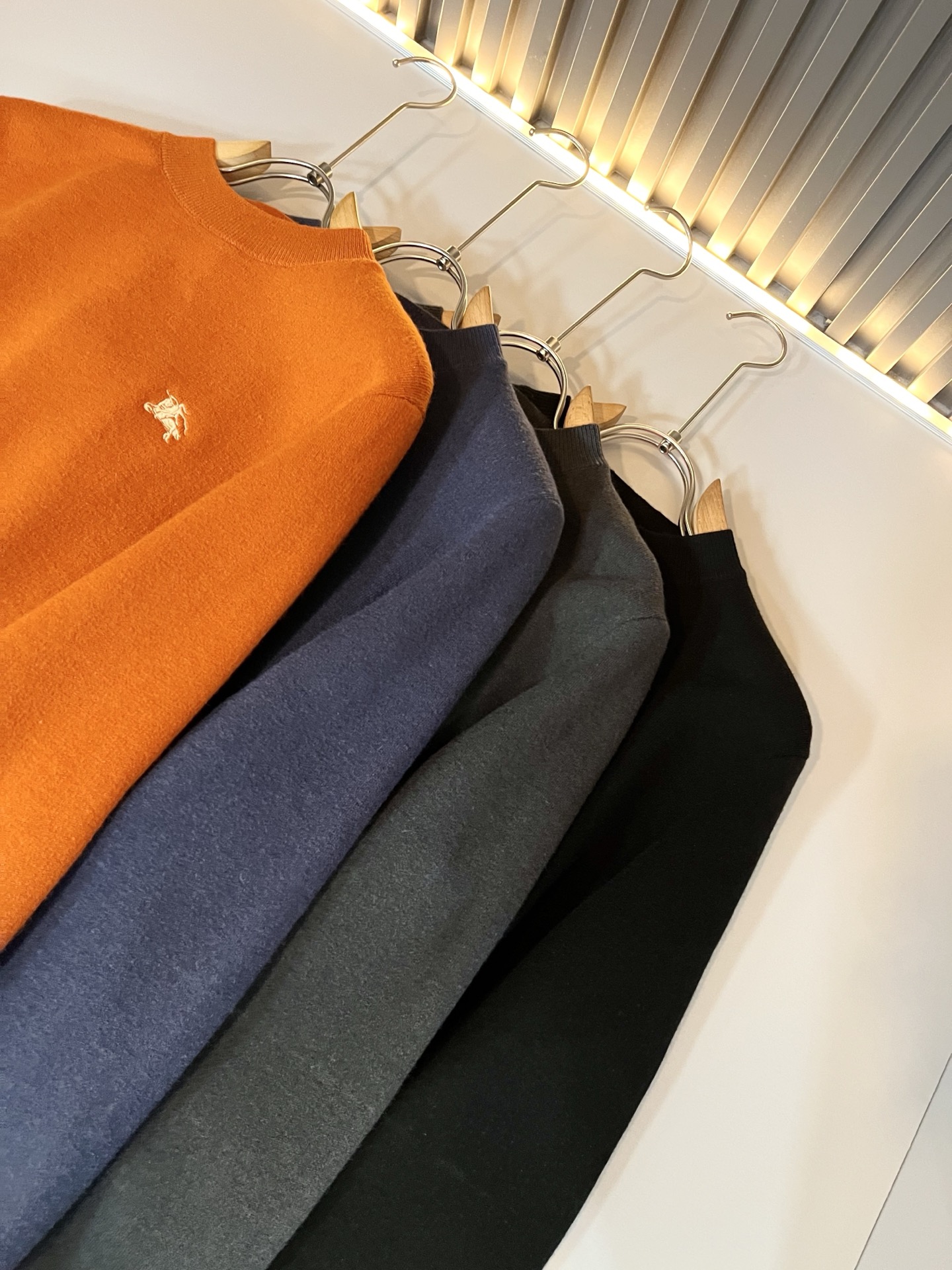 Bur*erry 巴*莉 2025秋冬新款男士针织羊毛衫，品牌最新设计元素！既不单调也不复杂,恰到好处的