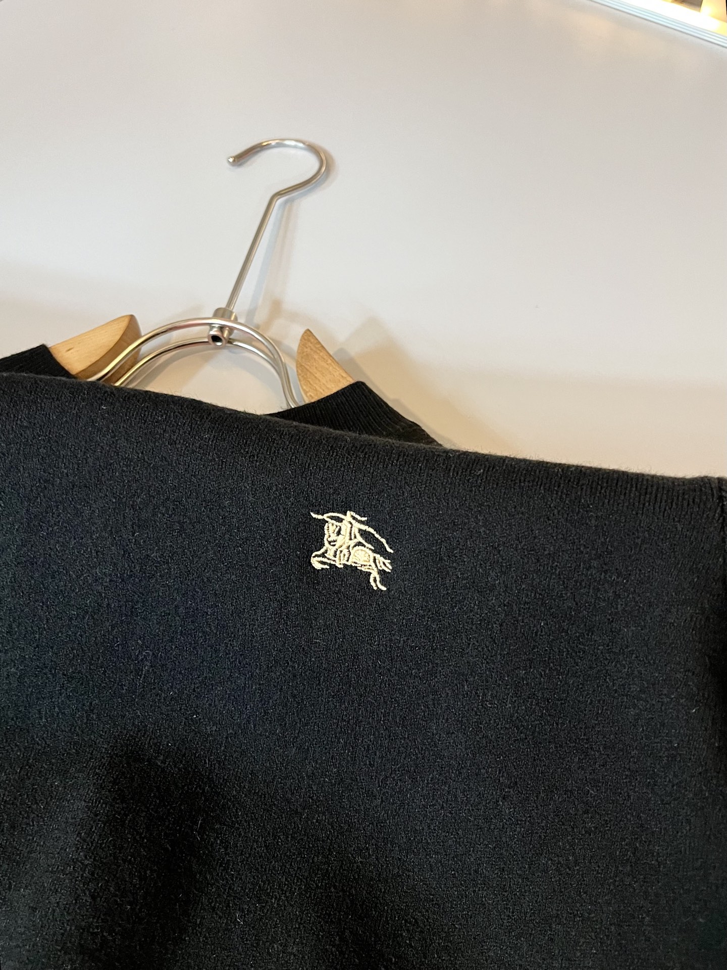 Bur*erry 巴*莉 2025秋冬新款男士针织羊毛衫，品牌最新设计元素！既不单调也不复杂,恰到好处的