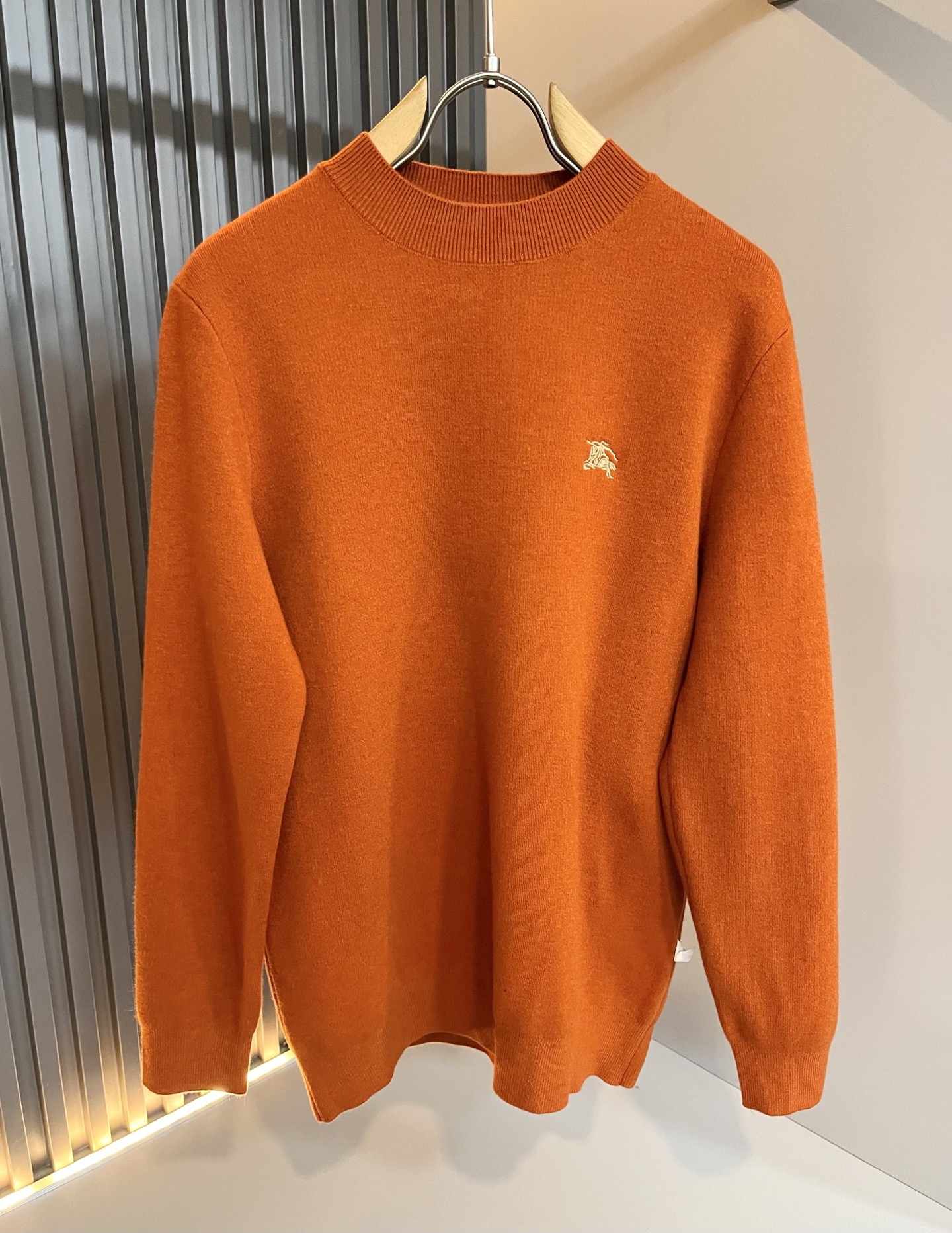 Bur*erry 巴*莉 2025秋冬新款男士针织羊毛衫，品牌最新设计元素！既不单调也不复杂,恰到好处的