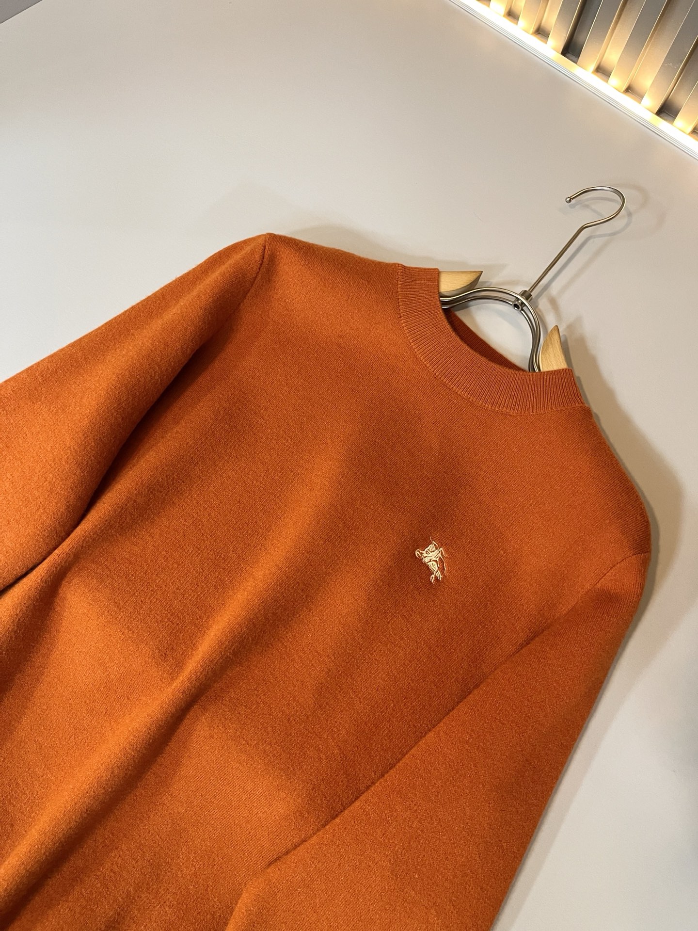 Bur*erry 巴*莉 2025秋冬新款男士针织羊毛衫，品牌最新设计元素！既不单调也不复杂,恰到好处的