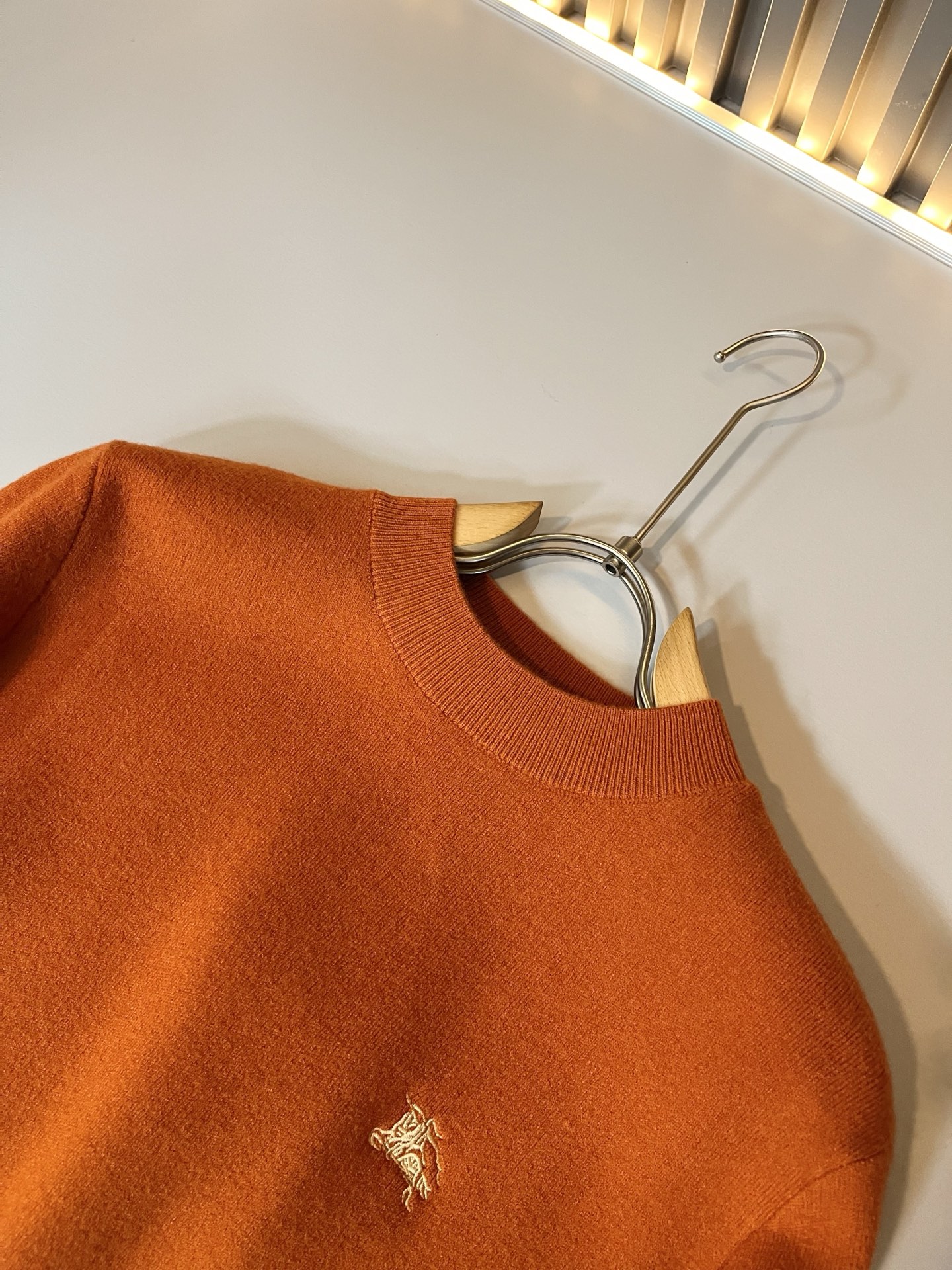 Bur*erry 巴*莉 2025秋冬新款男士针织羊毛衫，品牌最新设计元素！既不单调也不复杂,恰到好处的