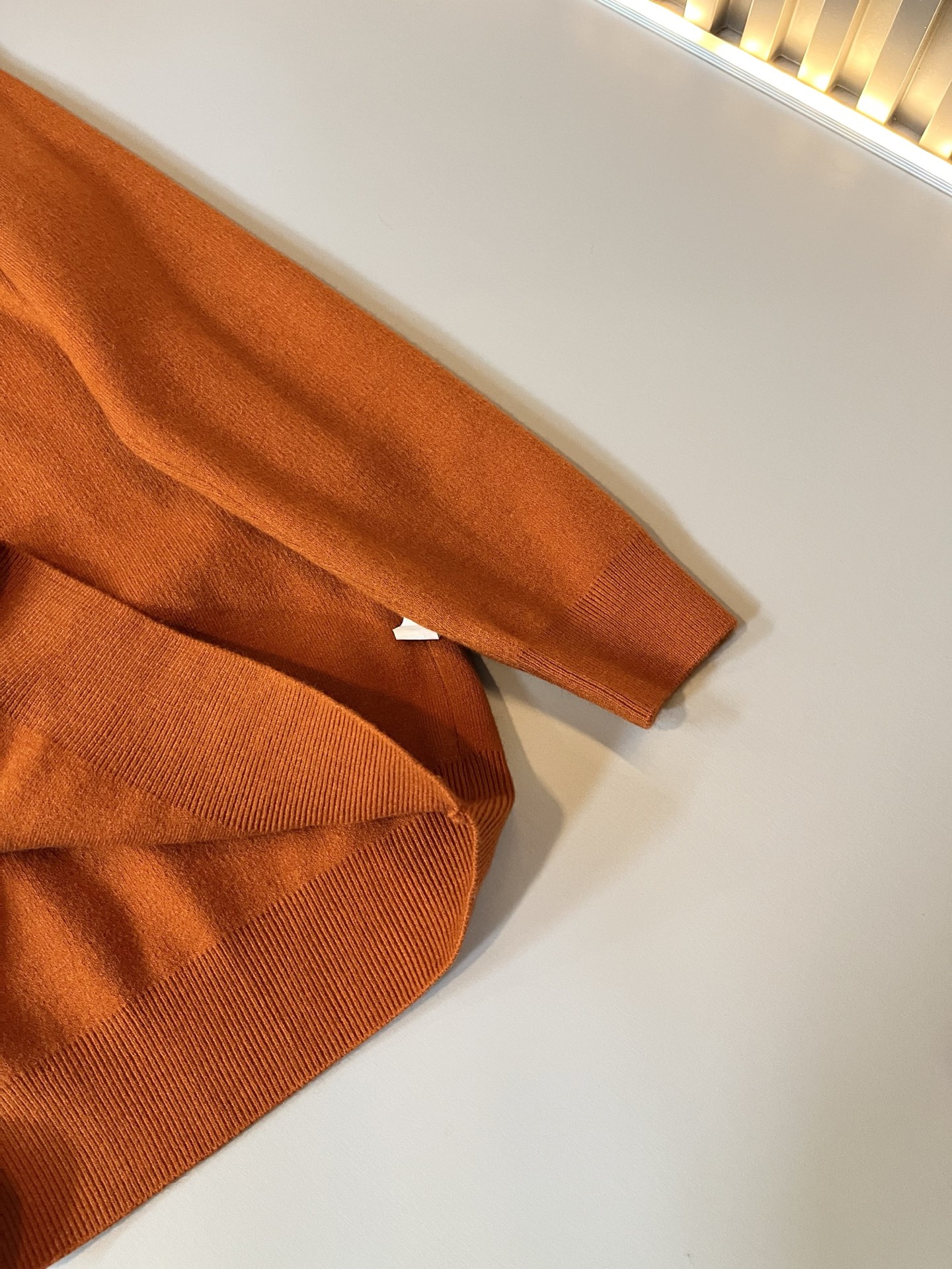 Bur*erry 巴*莉 2025秋冬新款男士针织羊毛衫，品牌最新设计元素！既不单调也不复杂,恰到好处的