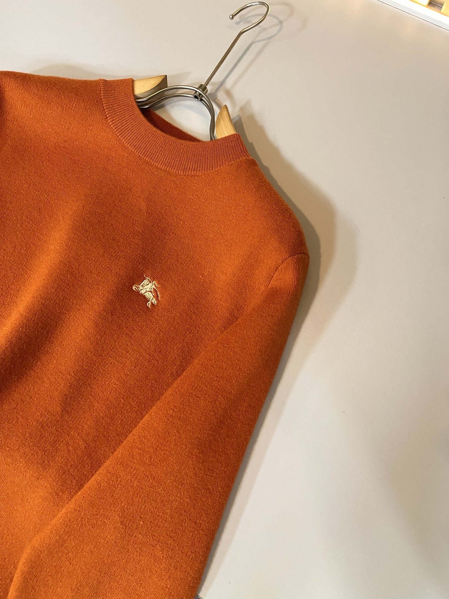 Bur*erry 巴*莉 2025秋冬新款男士针织羊毛衫，品牌最新设计元素！既不单调也不复杂,恰到好处的