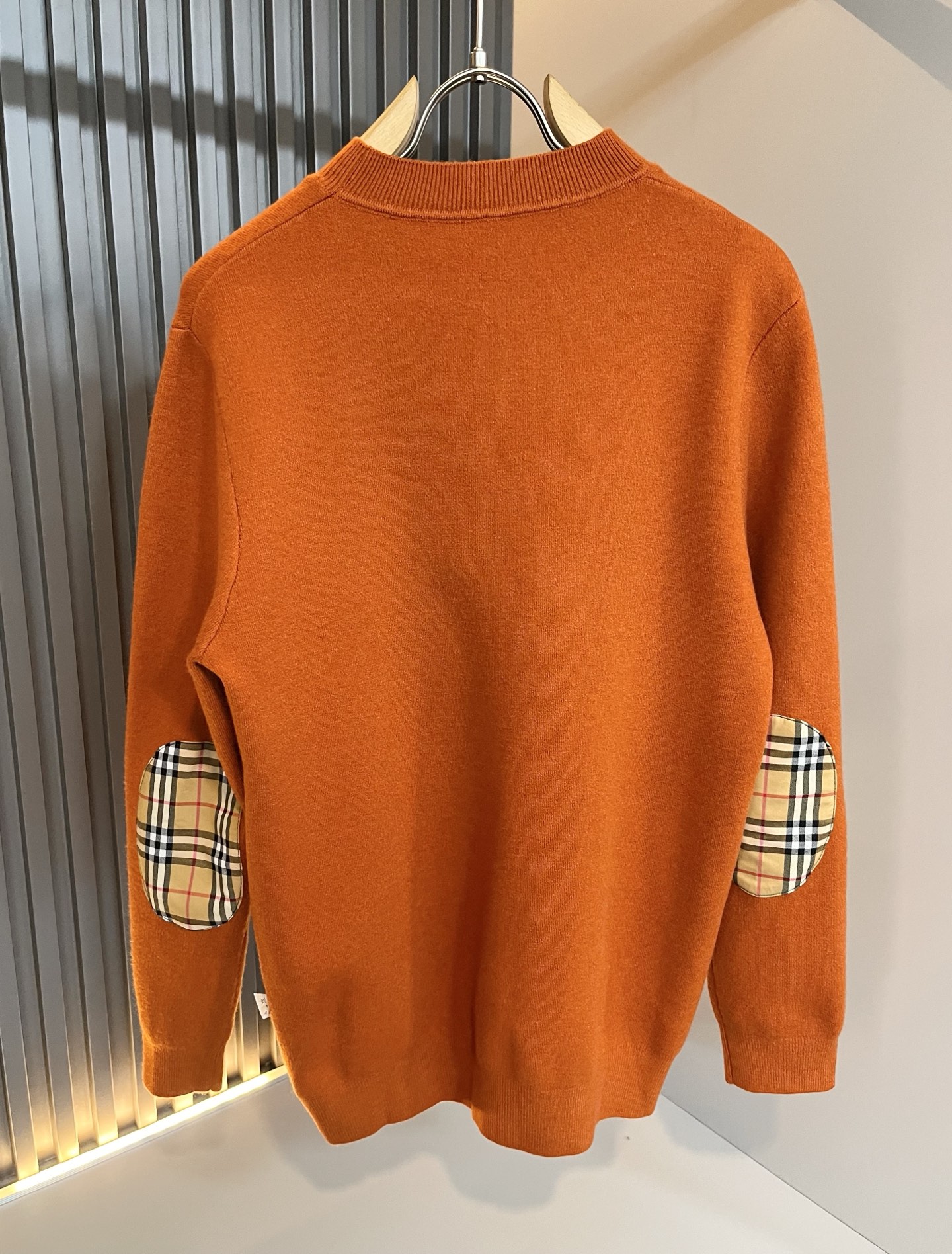 Bur*erry 巴*莉 2025秋冬新款男士针织羊毛衫，品牌最新设计元素！既不单调也不复杂,恰到好处的