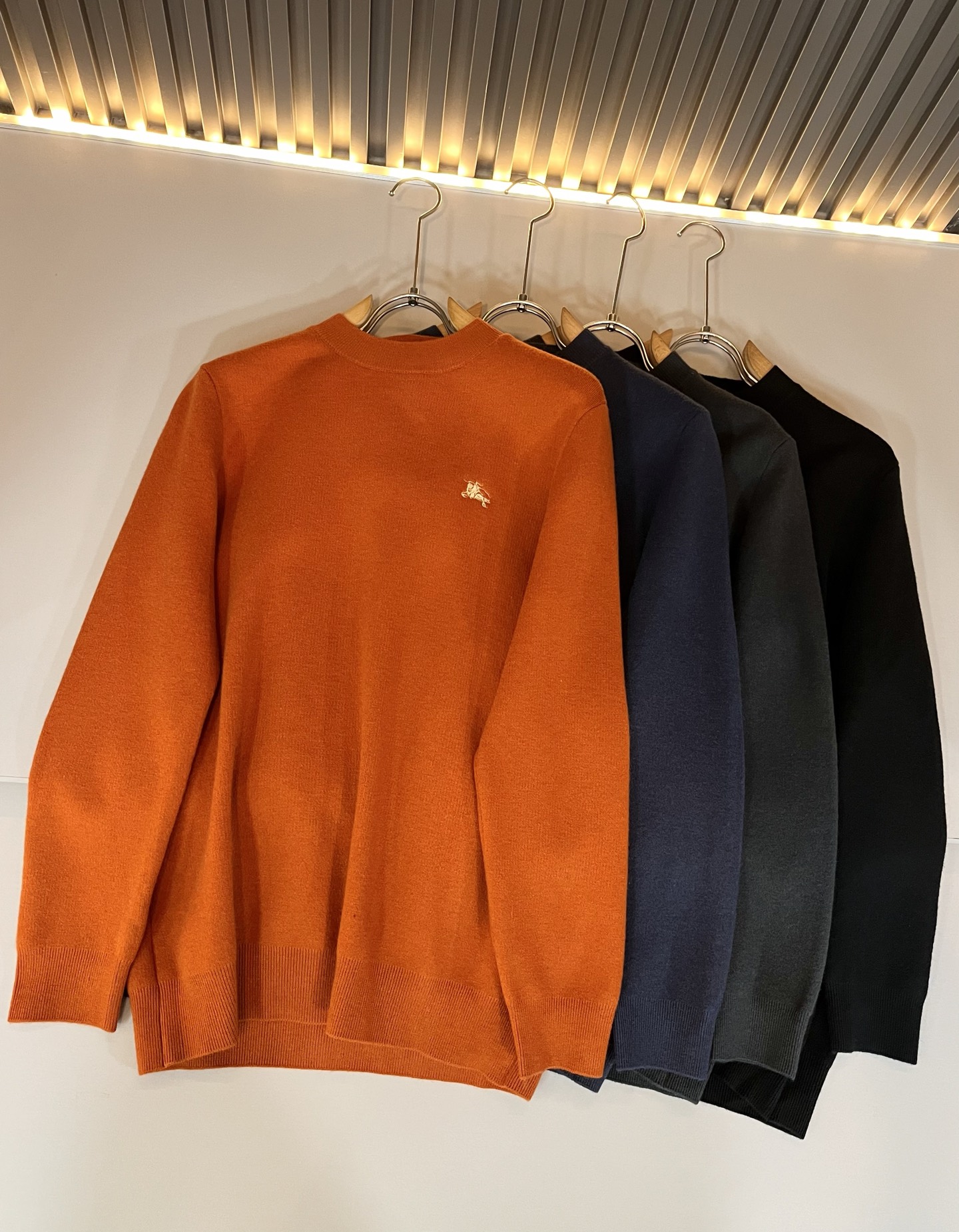 Bur*erry 巴*莉 2025秋冬新款男士针织羊毛衫，品牌最新设计元素！既不单调也不复杂,恰到好处的