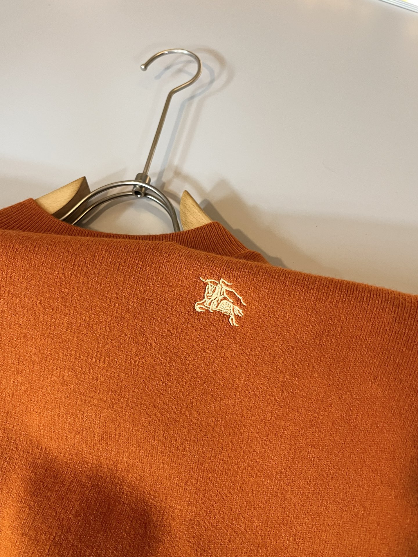 Bur*erry 巴*莉 2025秋冬新款男士针织羊毛衫，品牌最新设计元素！既不单调也不复杂,恰到好处的