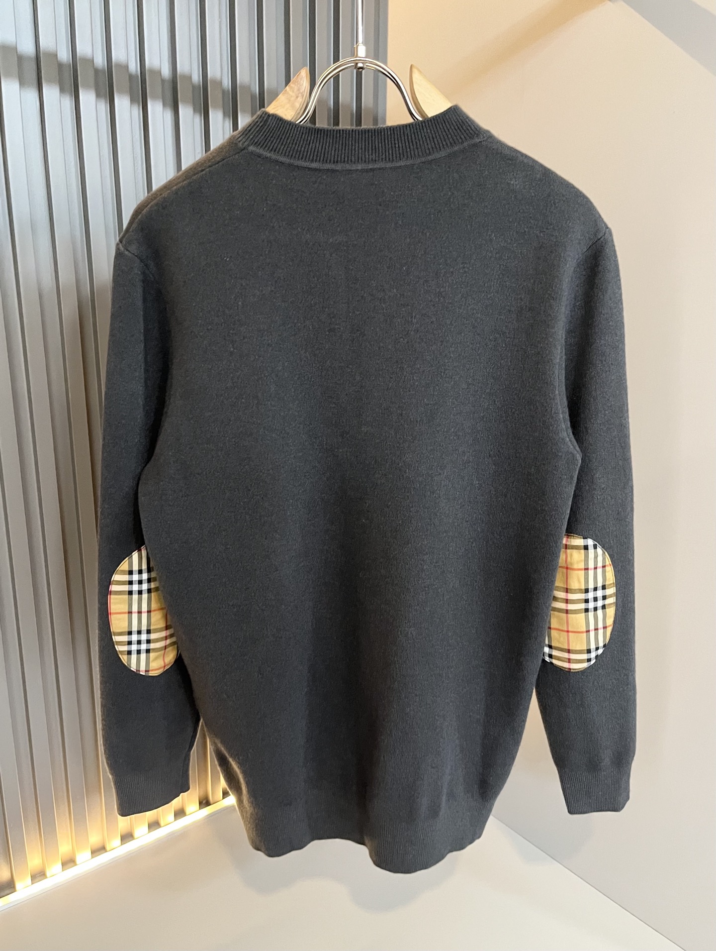 Bur*erry 巴*莉 2025秋冬新款男士针织羊毛衫，品牌最新设计元素！既不单调也不复杂,恰到好处的