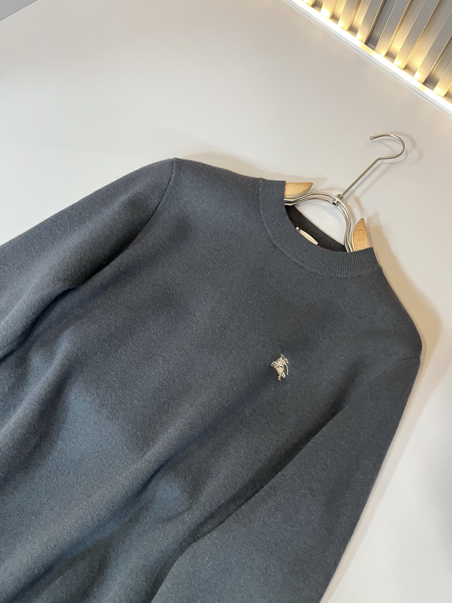 Bur*erry 巴*莉 2025秋冬新款男士针织羊毛衫，品牌最新设计元素！既不单调也不复杂,恰到好处的