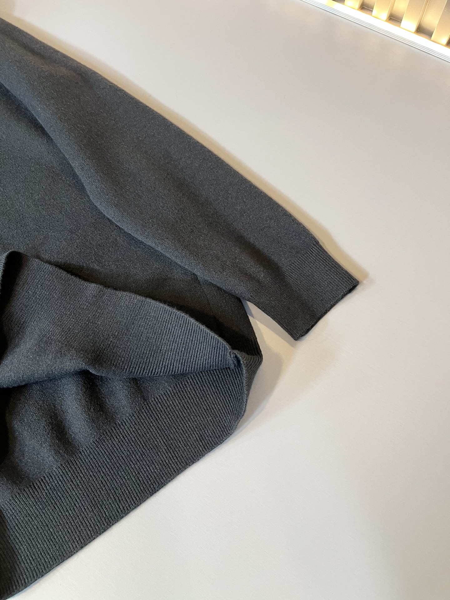 Bur*erry 巴*莉 2025秋冬新款男士针织羊毛衫，品牌最新设计元素！既不单调也不复杂,恰到好处的