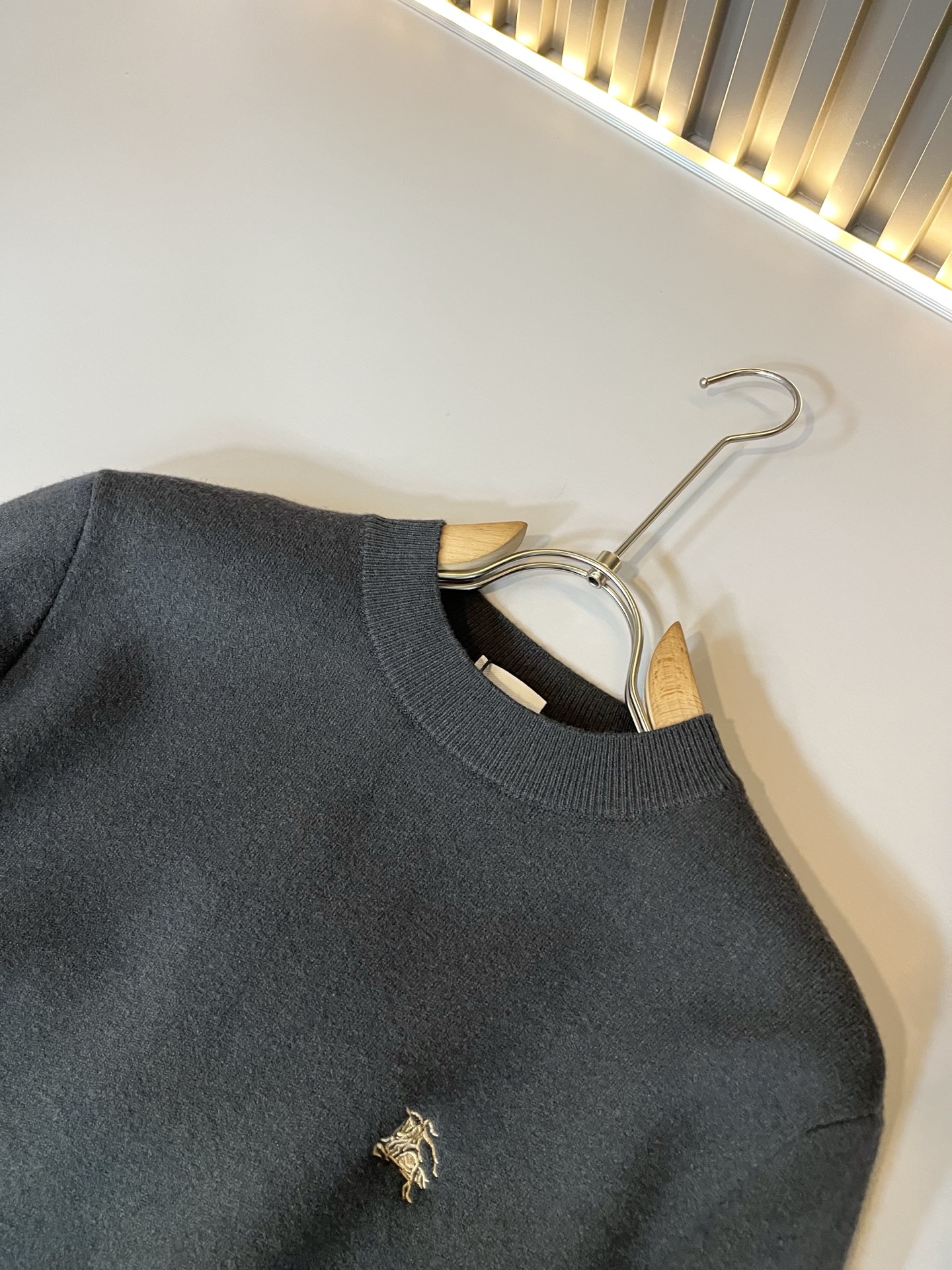 Bur*erry 巴*莉 2025秋冬新款男士针织羊毛衫，品牌最新设计元素！既不单调也不复杂,恰到好处的