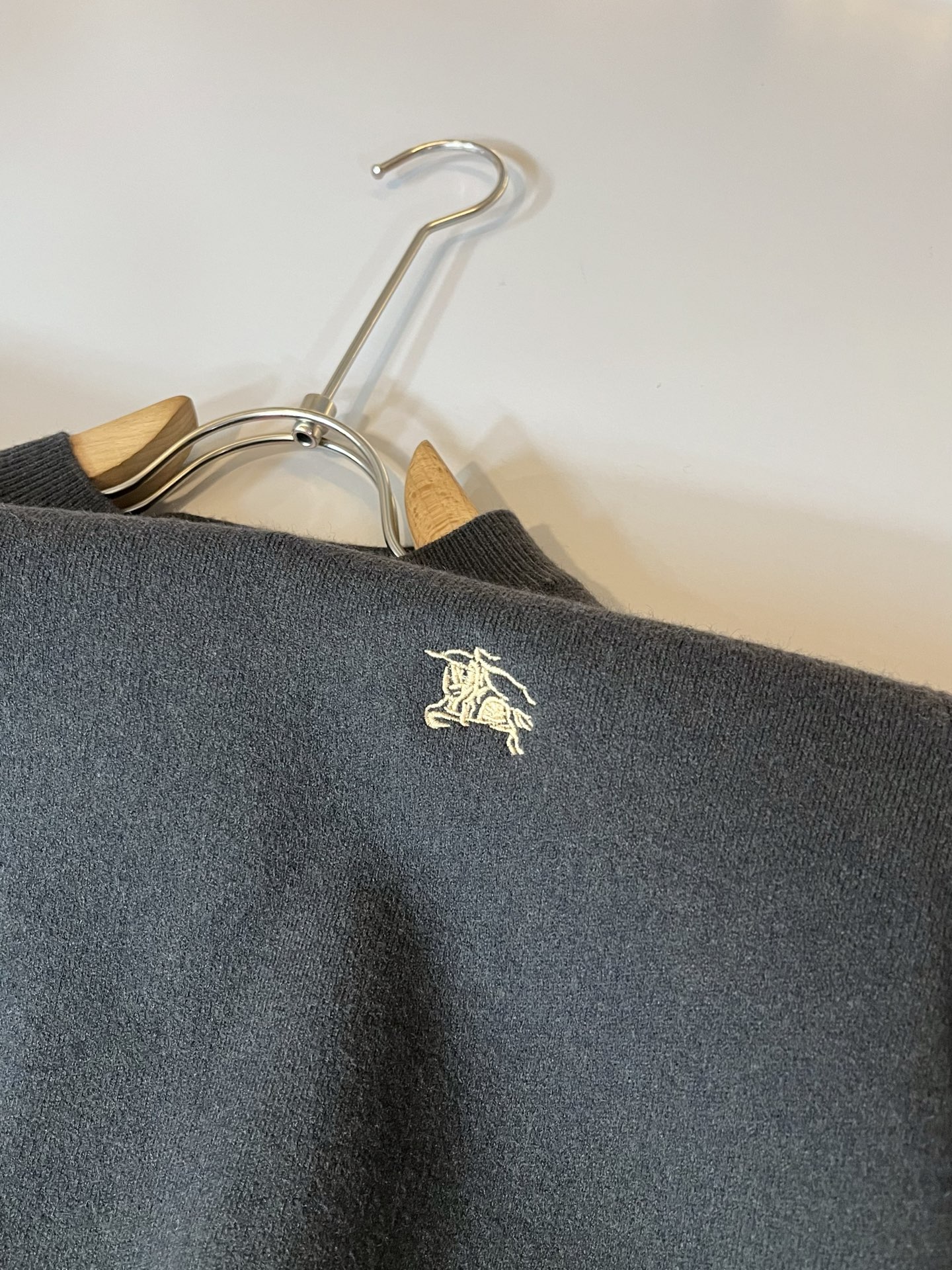 Bur*erry 巴*莉 2025秋冬新款男士针织羊毛衫，品牌最新设计元素！既不单调也不复杂,恰到好处的