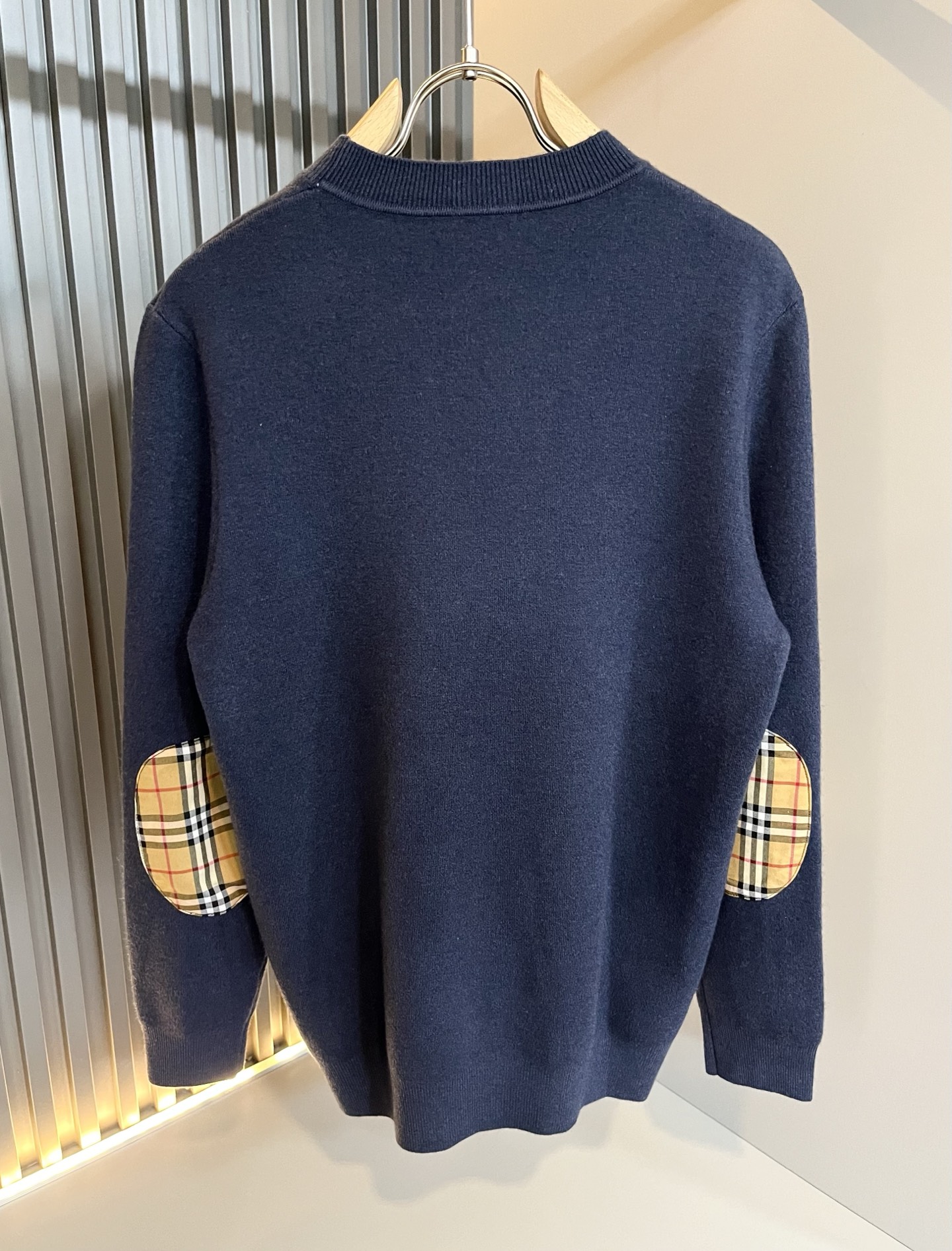 Bur*erry 巴*莉 2025秋冬新款男士针织羊毛衫，品牌最新设计元素！既不单调也不复杂,恰到好处的