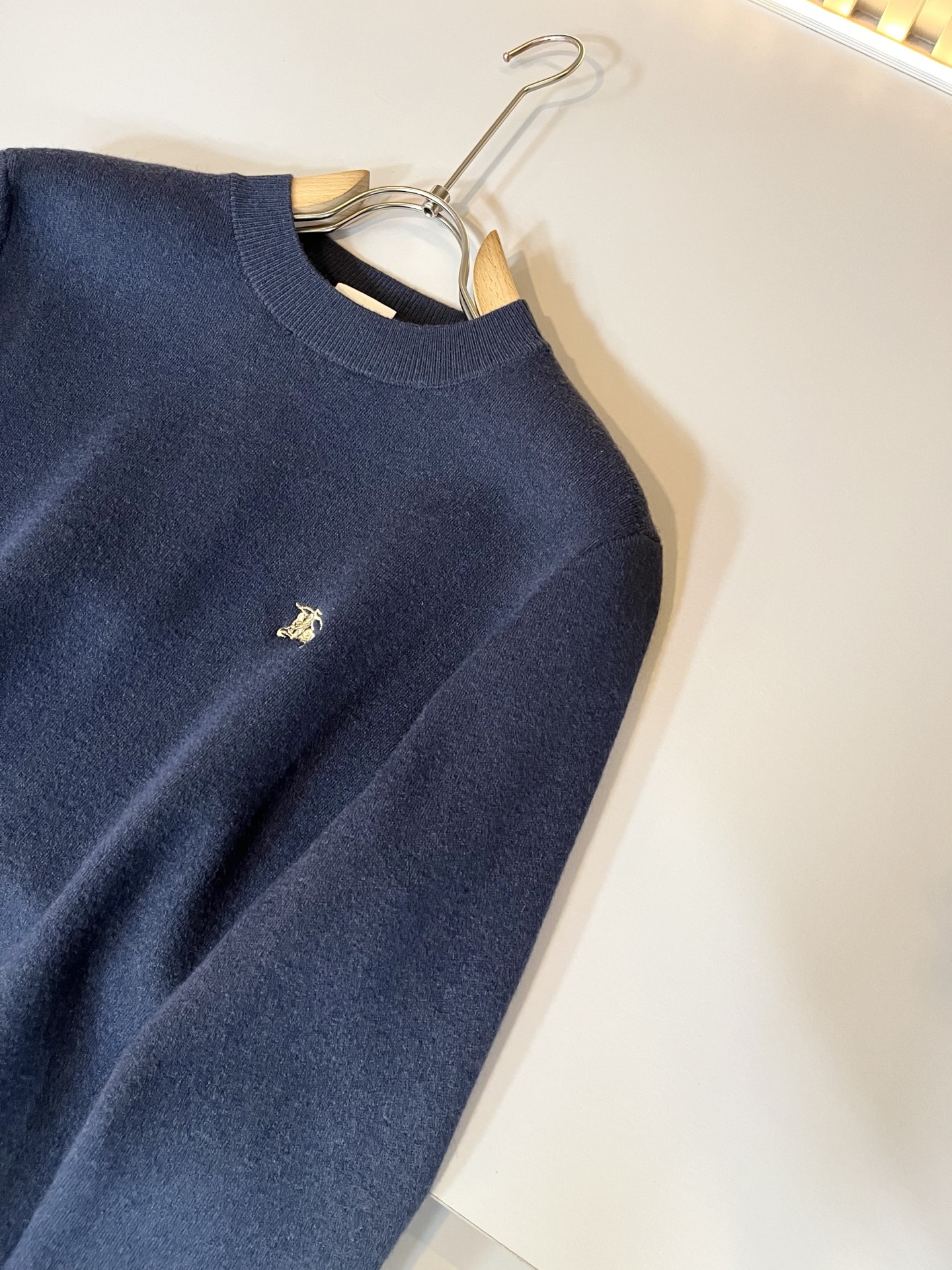 Bur*erry 巴*莉 2025秋冬新款男士针织羊毛衫，品牌最新设计元素！既不单调也不复杂,恰到好处的