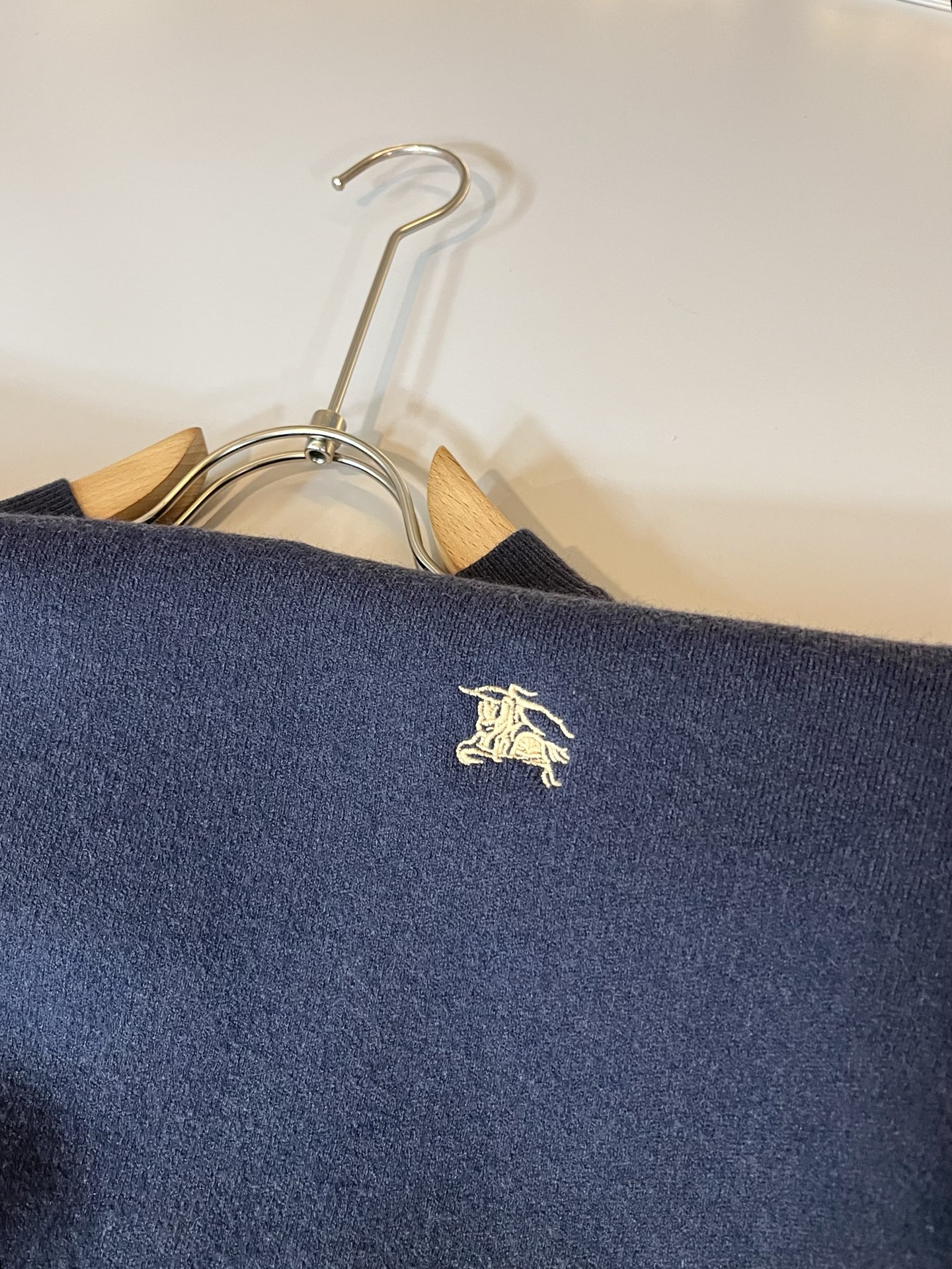 Bur*erry 巴*莉 2025秋冬新款男士针织羊毛衫，品牌最新设计元素！既不单调也不复杂,恰到好处的