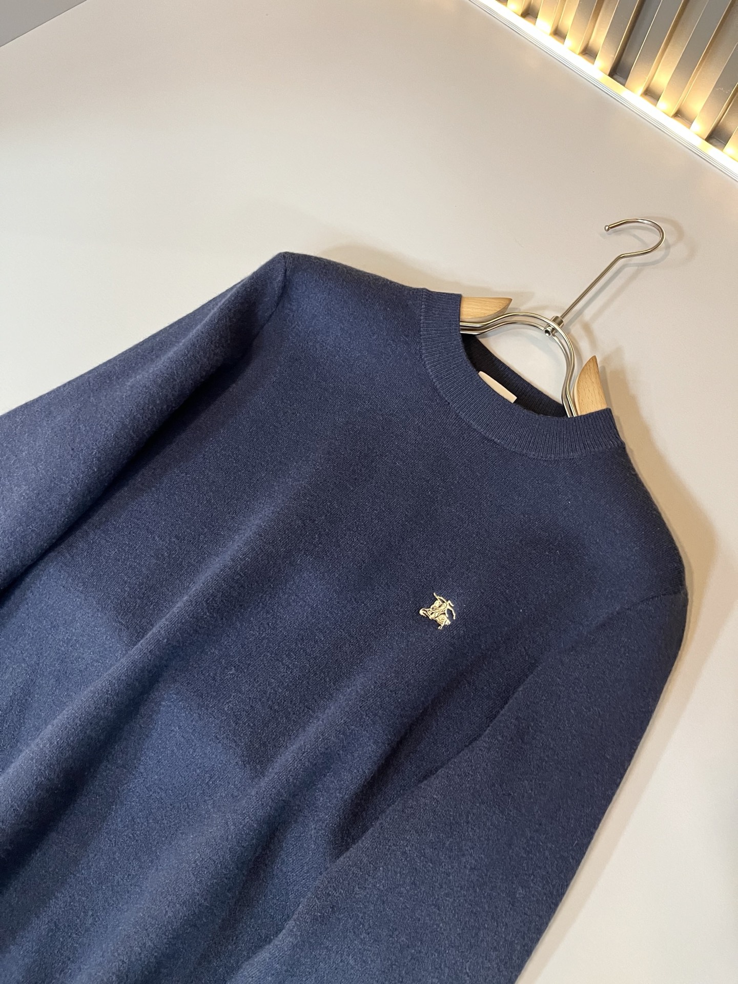 Bur*erry 巴*莉 2025秋冬新款男士针织羊毛衫，品牌最新设计元素！既不单调也不复杂,恰到好处的