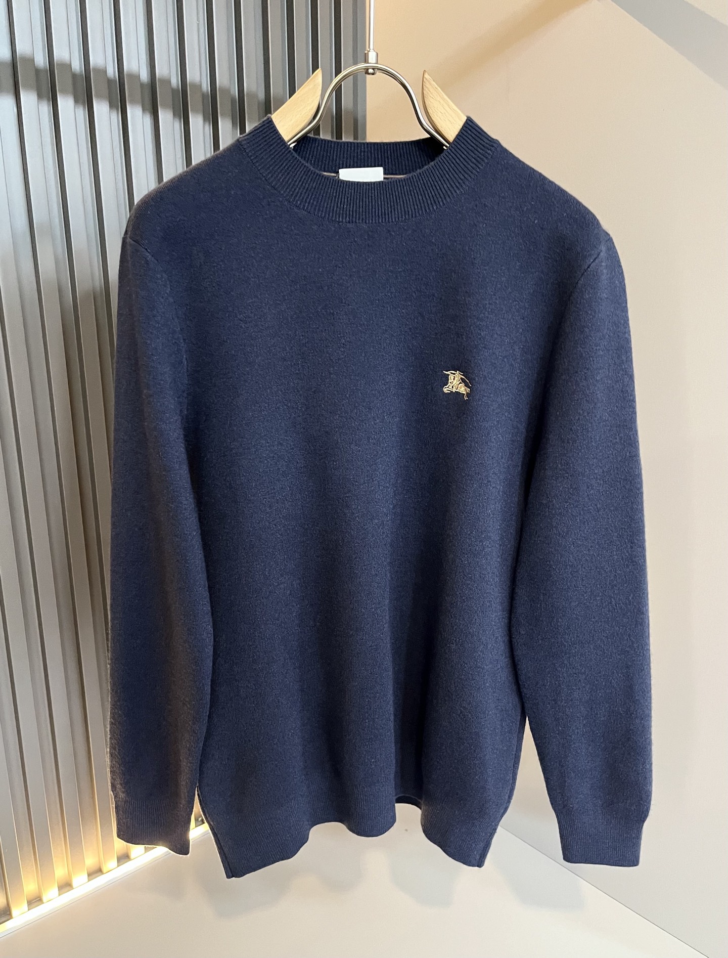 Bur*erry 巴*莉 2025秋冬新款男士针织羊毛衫，品牌最新设计元素！既不单调也不复杂,恰到好处的