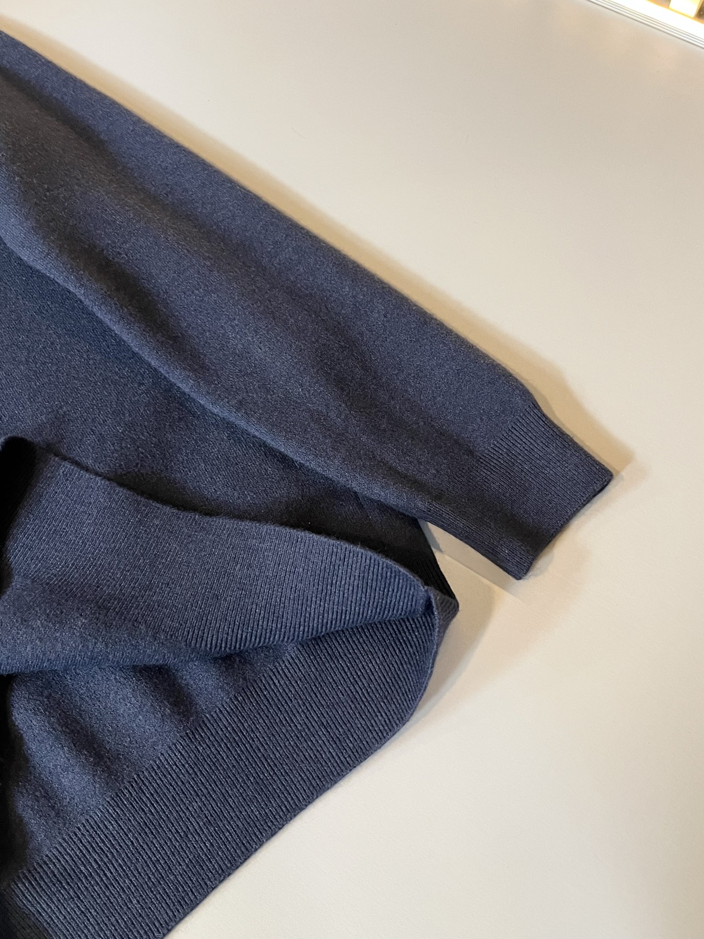 Bur*erry 巴*莉 2025秋冬新款男士针织羊毛衫，品牌最新设计元素！既不单调也不复杂,恰到好处的