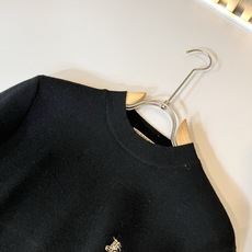 Bur*erry 巴*莉 2025秋冬新款男士针织羊毛衫,品牌最新设计元素!既不单调也不复杂,恰到好处的 Bur*erry 巴*莉 2025秋冬新款男士针织羊毛衫,品牌最新设计元素!既不单调也不复杂,恰到好处的